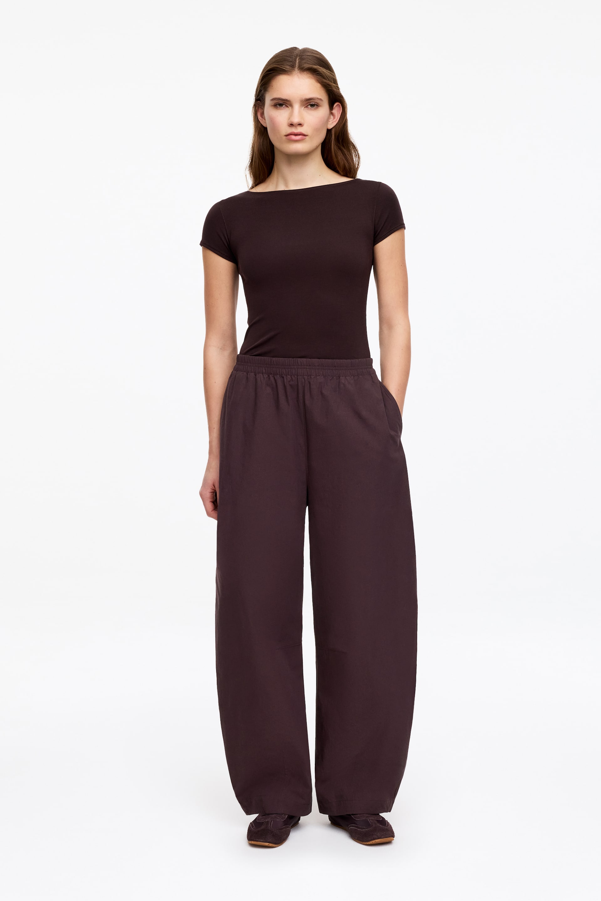 Visa större bild: Bomullsbyxor med barrel leg - Mörkbrun - DAM | H&M FI 1