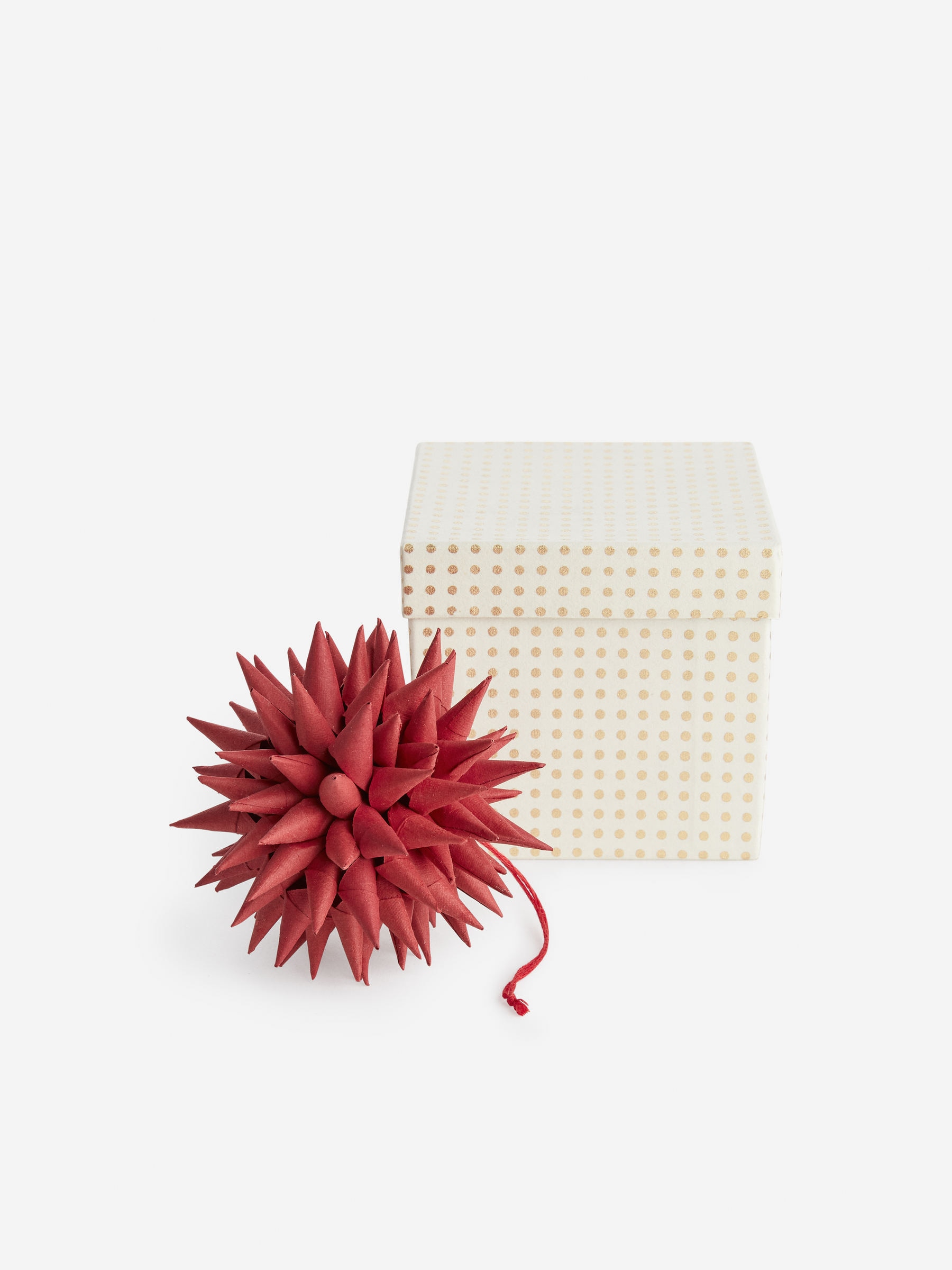 A World of Craft Paper Star - Red - Homeware - StillMedia/DescriptiveStillLife - 1