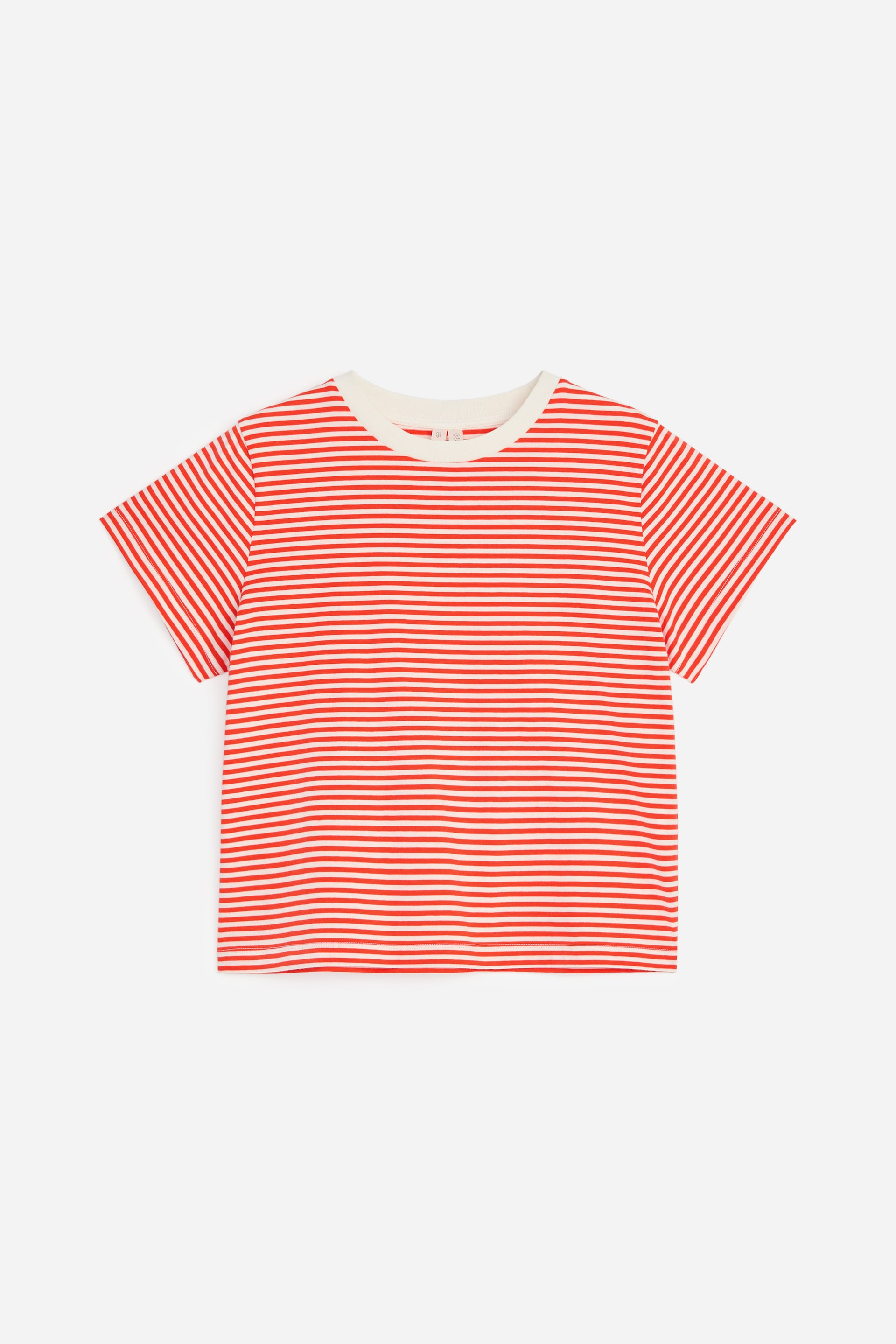 Ver imagem maior: Uma t-shirt está a apresentar a sua vista frontal, exibindo riscas horizontais vermelhas e brancas. Apresenta um corte largo com ombros ligeiramente descaídos e uma gola redonda canelada em creme contrastante.