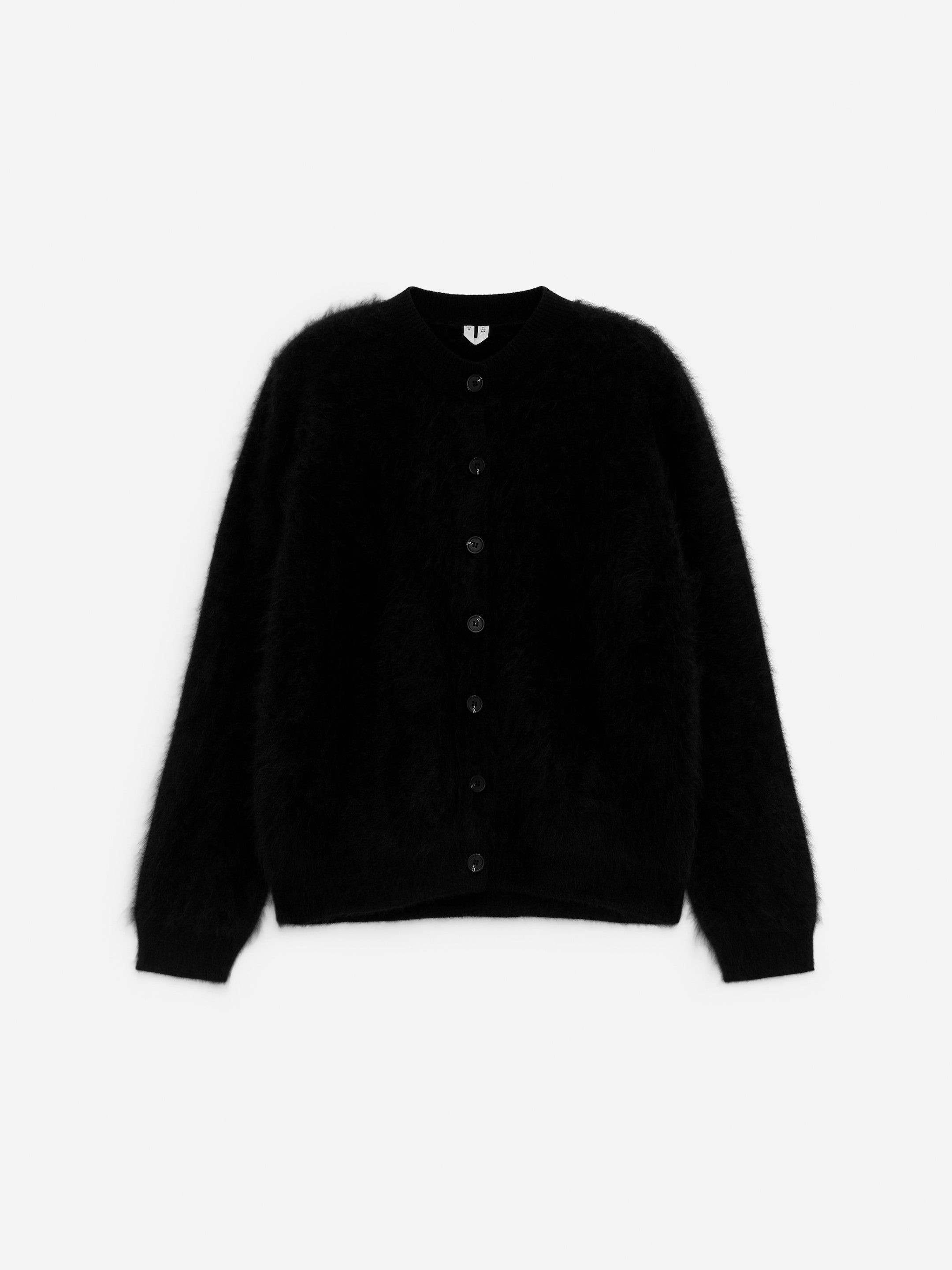 Agrandir l'image: Le Cardigan en Pur Cachemire Brossé est présenté de face, affichant sa texture noire brossée, un col rond, une patte de boutonnage complète avec sept boutons ronds noirs, ainsi que des poignets et un ourlet côtelés.