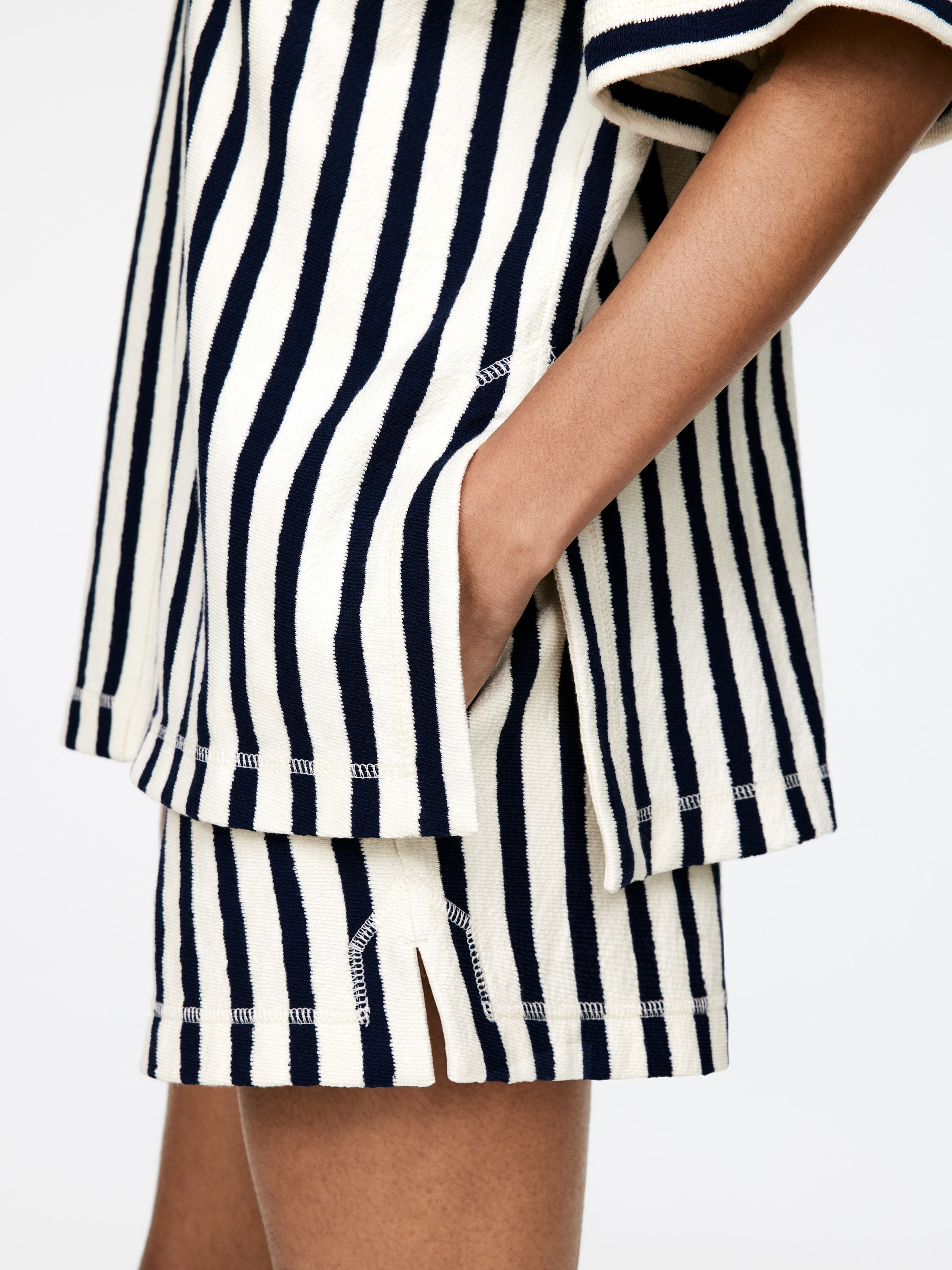 Agrandir l'image: Poncho de bain à capuche - Blanc cassé/Bleu foncé - FEMME | H&M FR 5