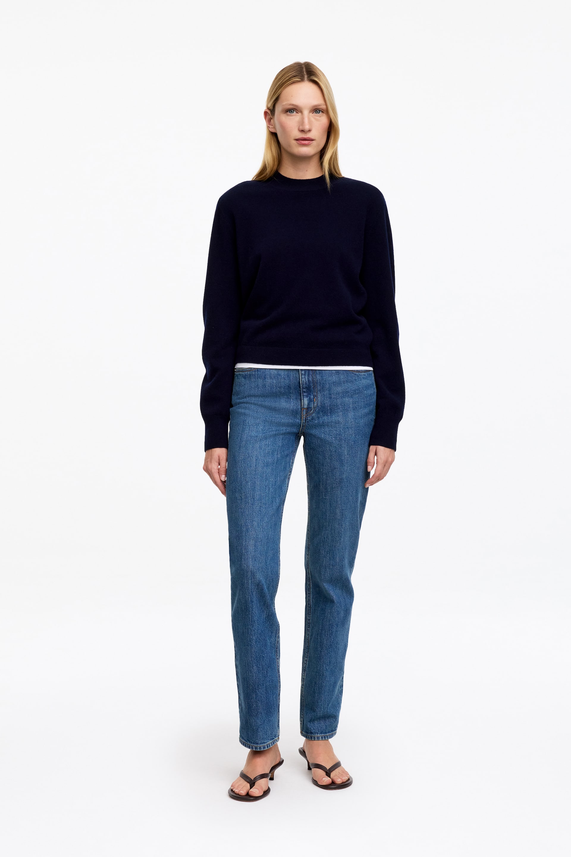 Visualizza immagine più grande: I jeans in denim blu JADE sono indossati dalla modella. Presentano vita media, vestibilità slim e gamba affusolata a tutta lunghezza con zip frontale a vista.