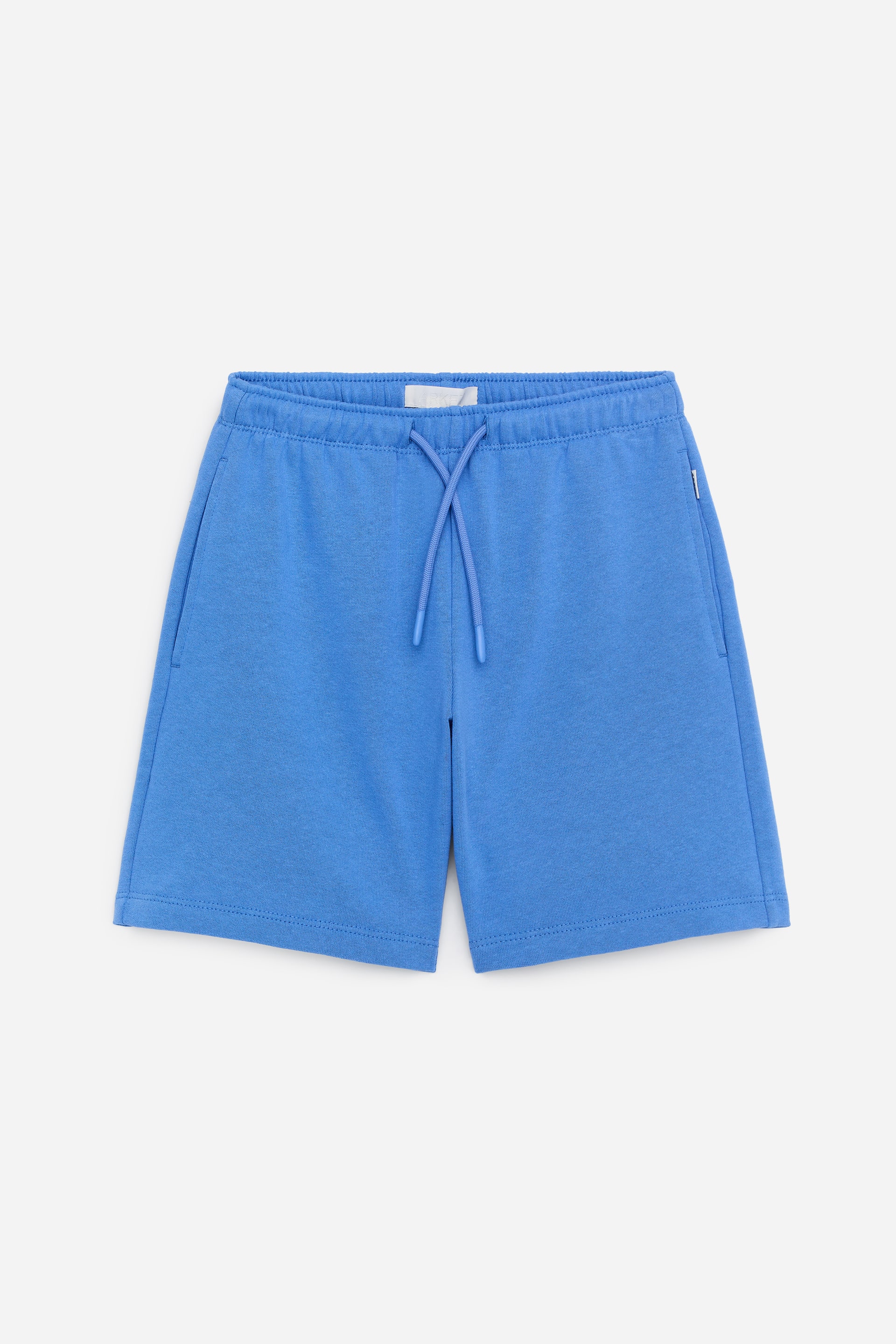 Agrandir l'image: Shorts en jersey bleu présentés de face dans une coupe classique. Ils sont dotés d'une taille élastiquée avec un cordon de serrage bleu clair visible et des poches latérales intégrées.