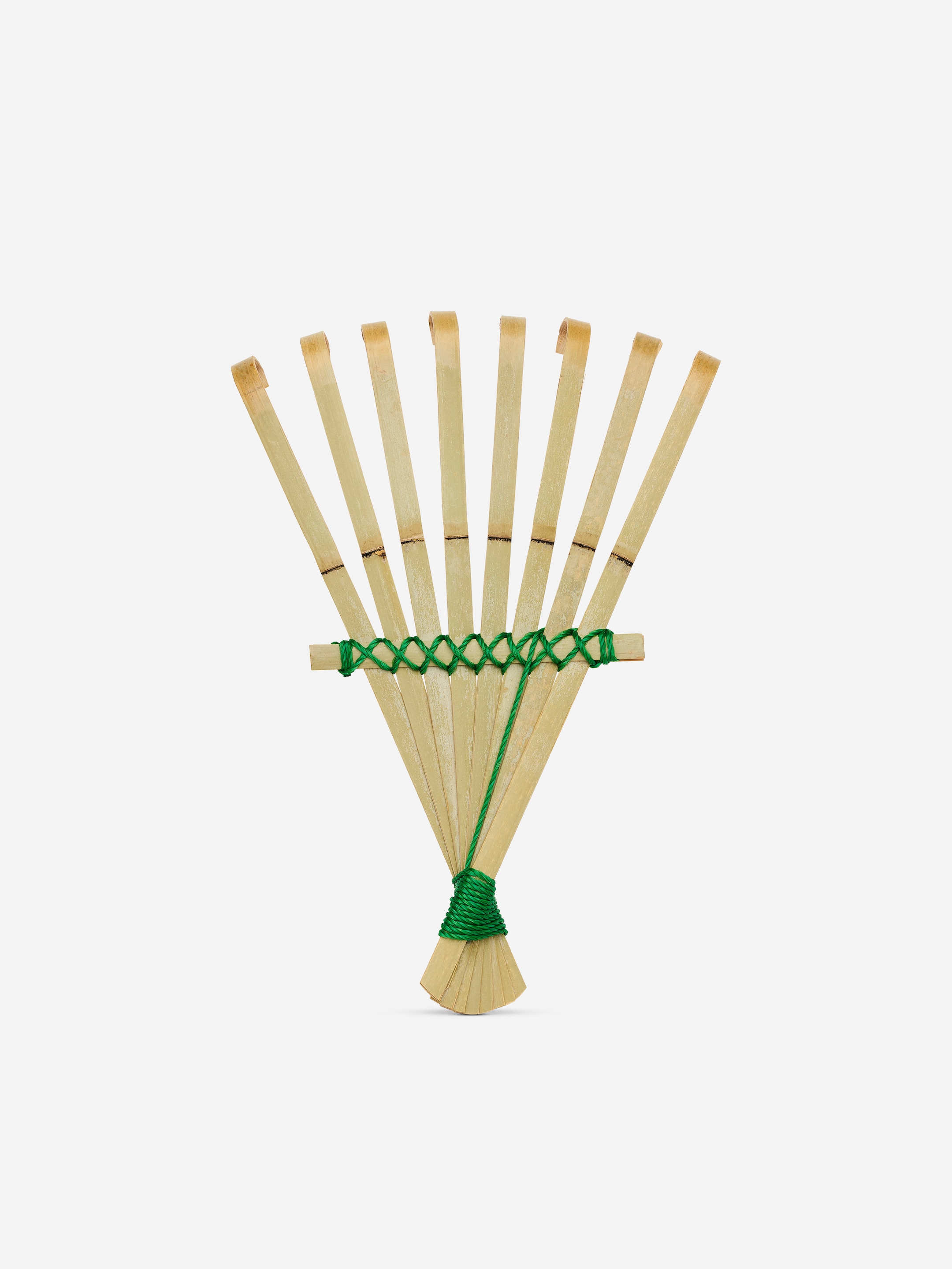 Niwaki Bamboo Hand Rake - Beige/Green - Homeware - StillMedia/DescriptiveStillLife - 2
