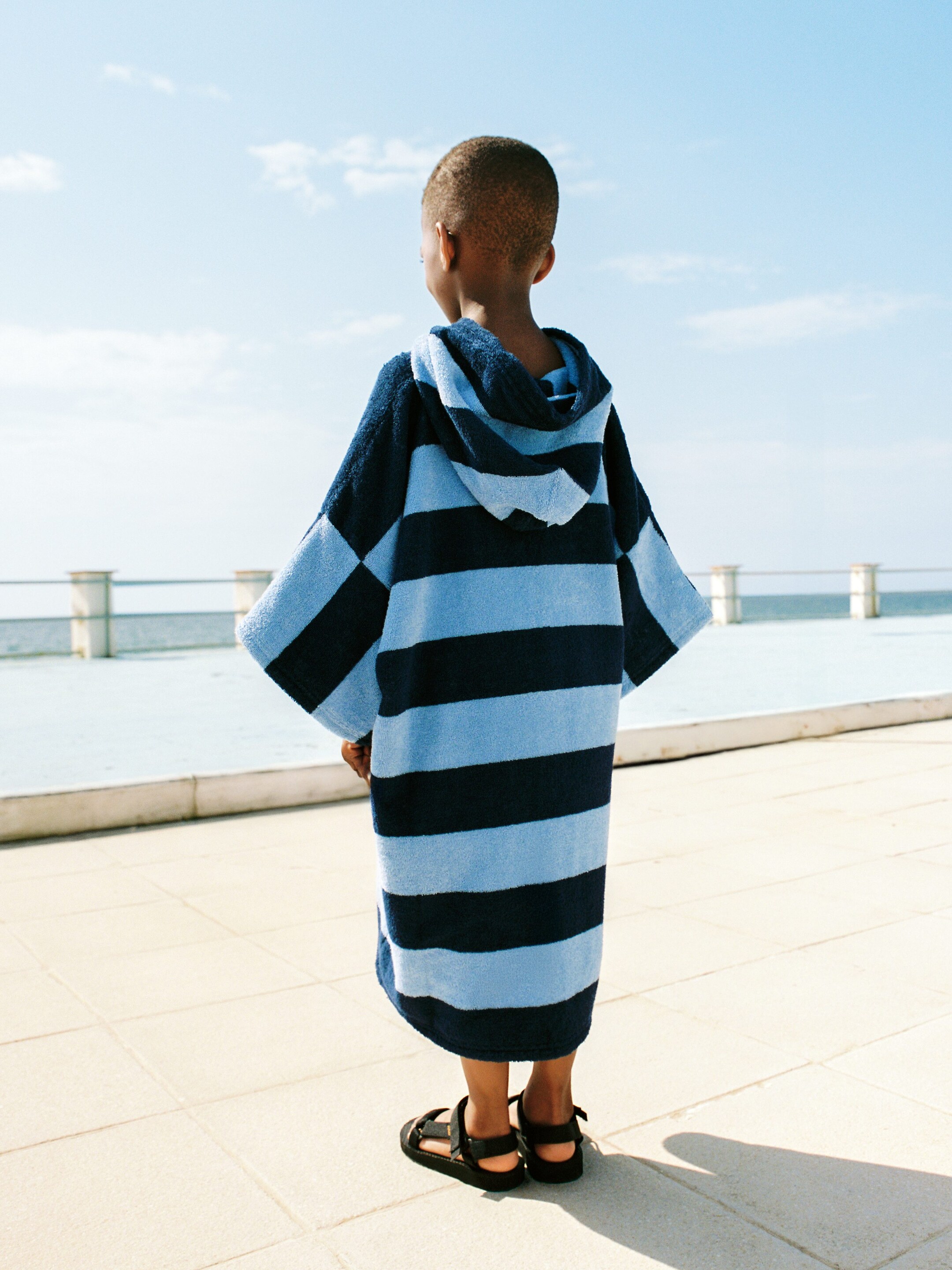 Größeres Bild anzeigen: Badeponcho mit Kapuze - Hellblau/Blau - Kids | H&M AT 4