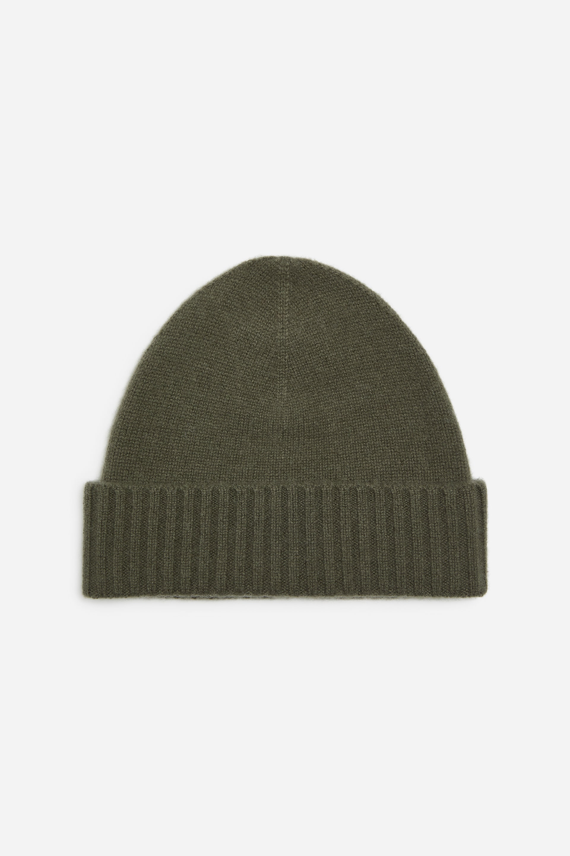 Vis større bilde: En olivengrønn beanie vises forfra, med en finstrikket krone og en bred, ribbestrikket oppbrett.