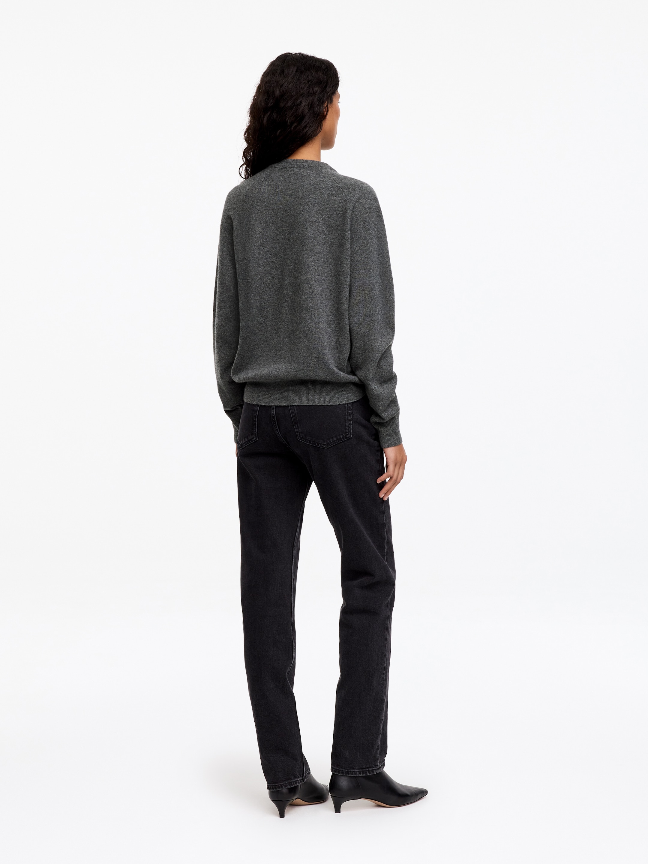 Relaxed Cashmere V-Neck Jumper - Grey - Loose fit - women - StillMedia/Lookbook - 2
