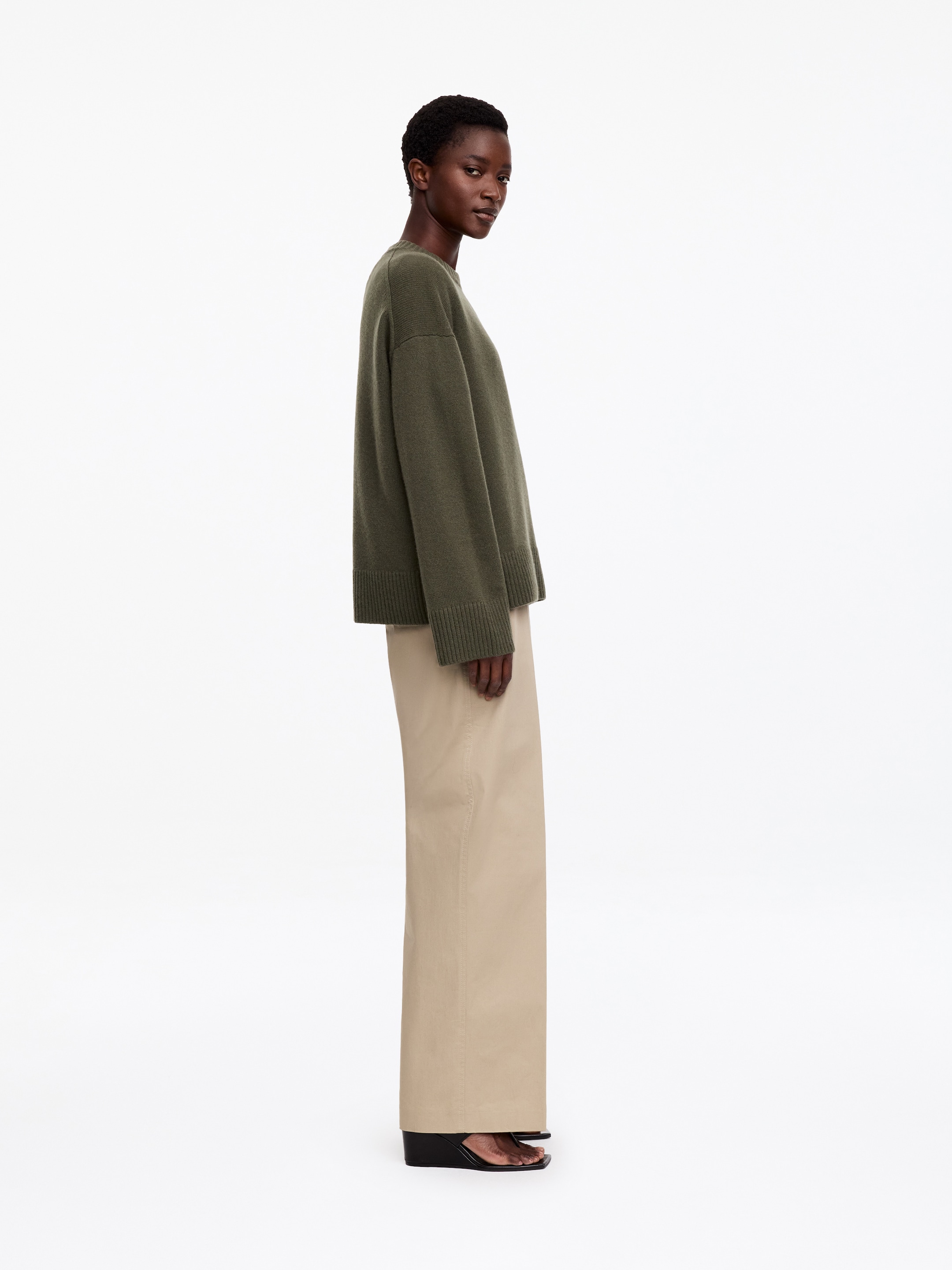 Oversized Pure Cashmere Jumper​ - Khaki Green - Relaxed fit - women - StillMedia/Lookbook - 2