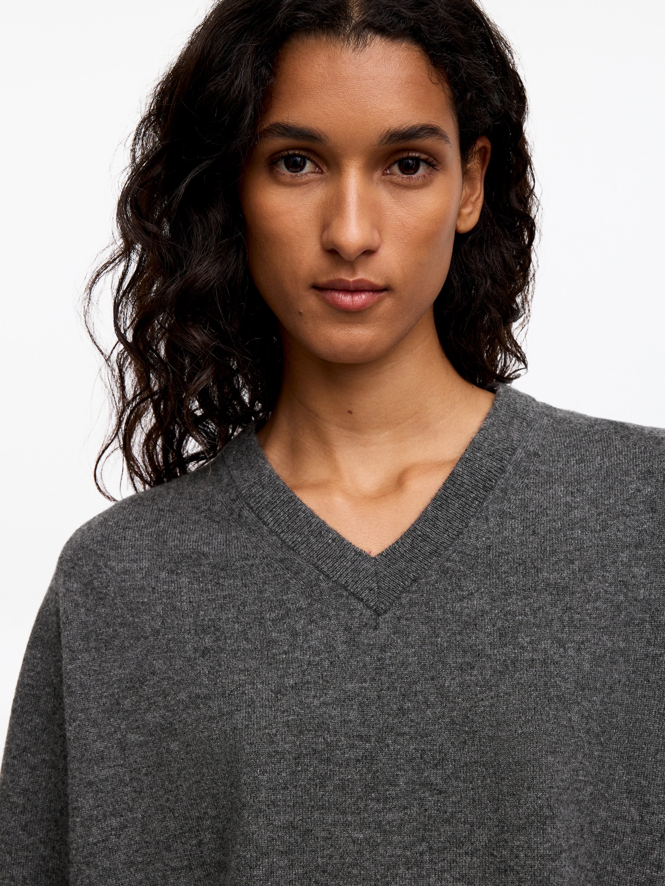 Relaxed Cashmere V-Neck Jumper - Grey - Loose fit - women - StillMedia/Lookbook - 5