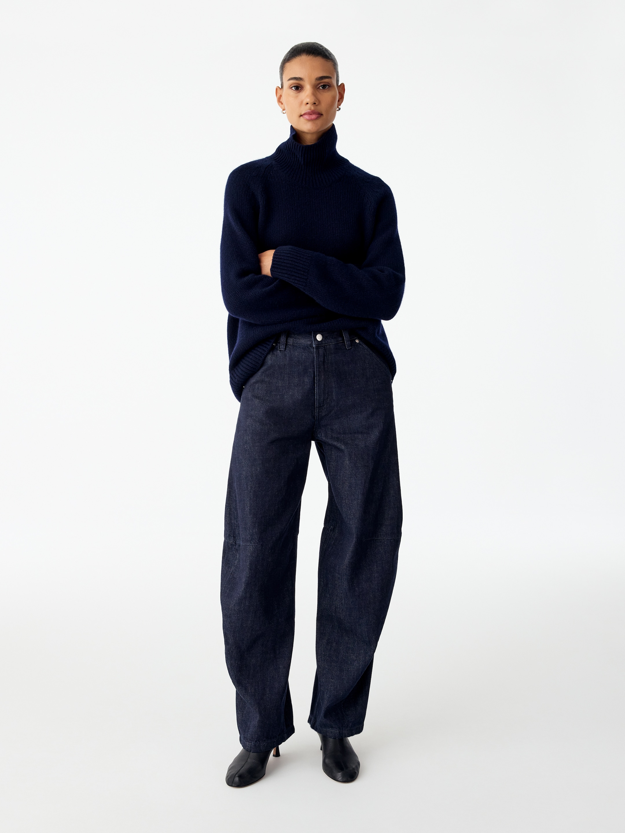 PINE Relaxed Barrel Jeans - Dark Blue - Relaxed fit - women - StillMedia/Lookbook - 13