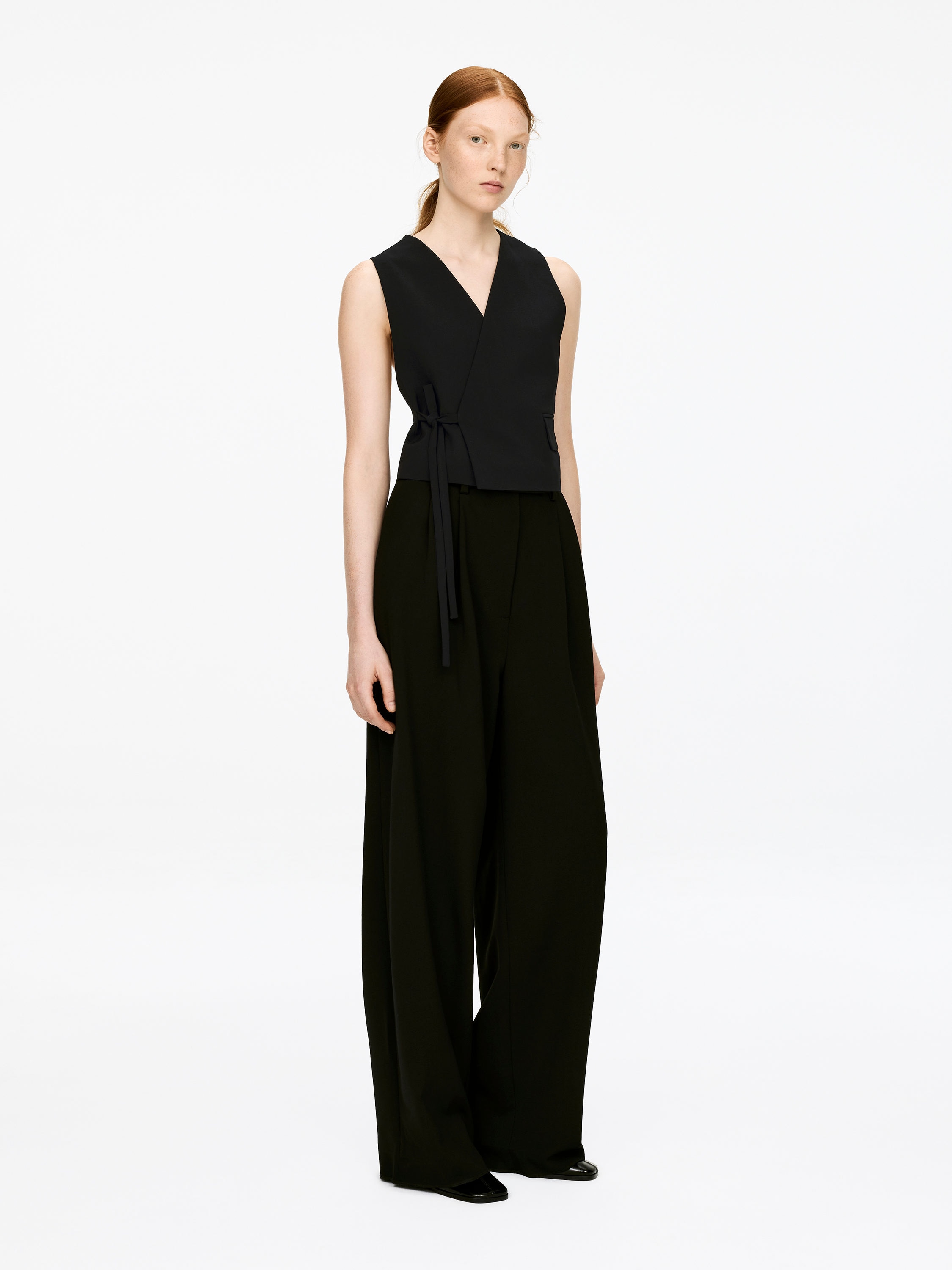 Crop Vest - Black - Regular fit - Women - StillMedia/Lookbook - 3