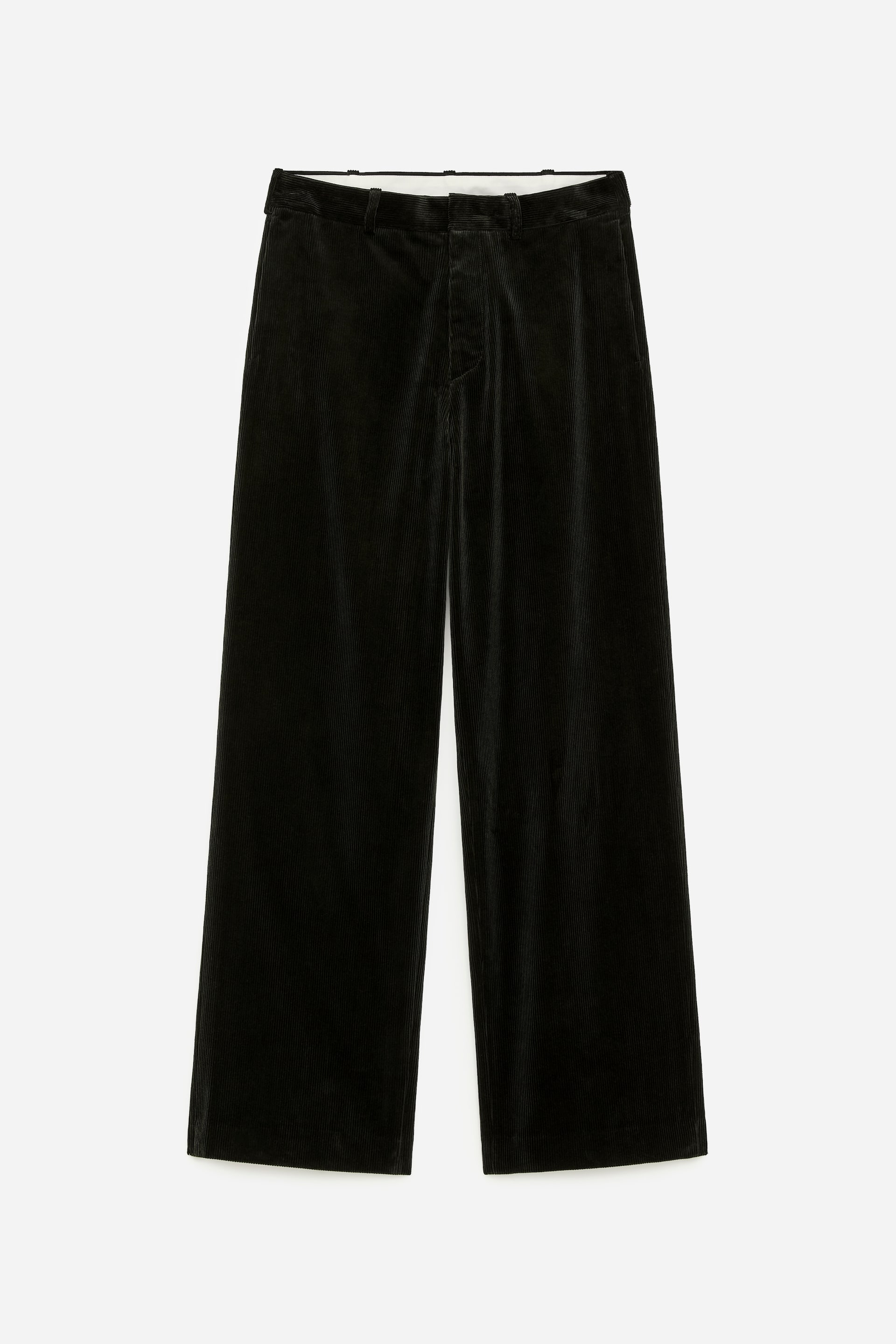 Größeres Bild ansehen: Schwarze Cordhosen präsentieren sich von VORN, mit einem weiten Bein, flacher Vorderseite und sichtbaren Gürtelschlaufen.