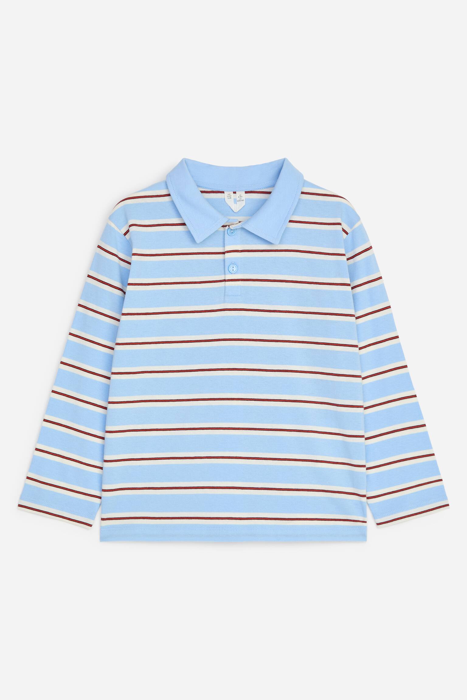 Una camisa polo de manga larga estÃ¡ extendida en plano, orientada hacia el frente, mostrando un patrÃ³n de franjas horizontales en azul claro, blanco y finas rayas marrÃ³n rojizo. La camisa presenta un cuello liso azul claro, una tapeta de dos botones y puÃ±os y bajo de corte recto.
