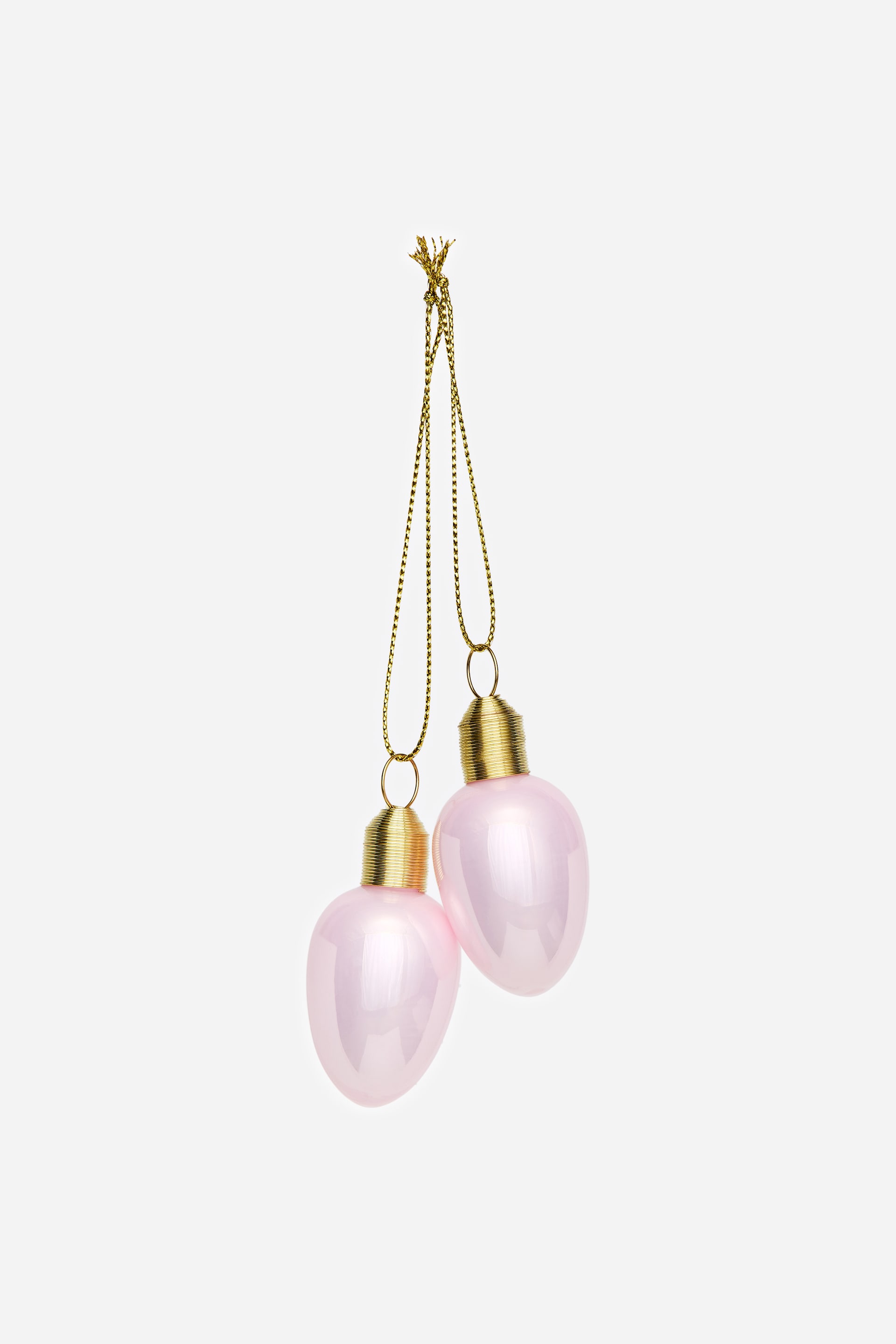 Grotere afbeelding bekijken: Twee lichtroze, parelmoerachtige, eivormige ornamenten hangen, elk met een goudkleurige, geribbelde kap waaraan een dun, goudkleurig koordje is bevestigd dat bovenaan in één lus samenkomt.