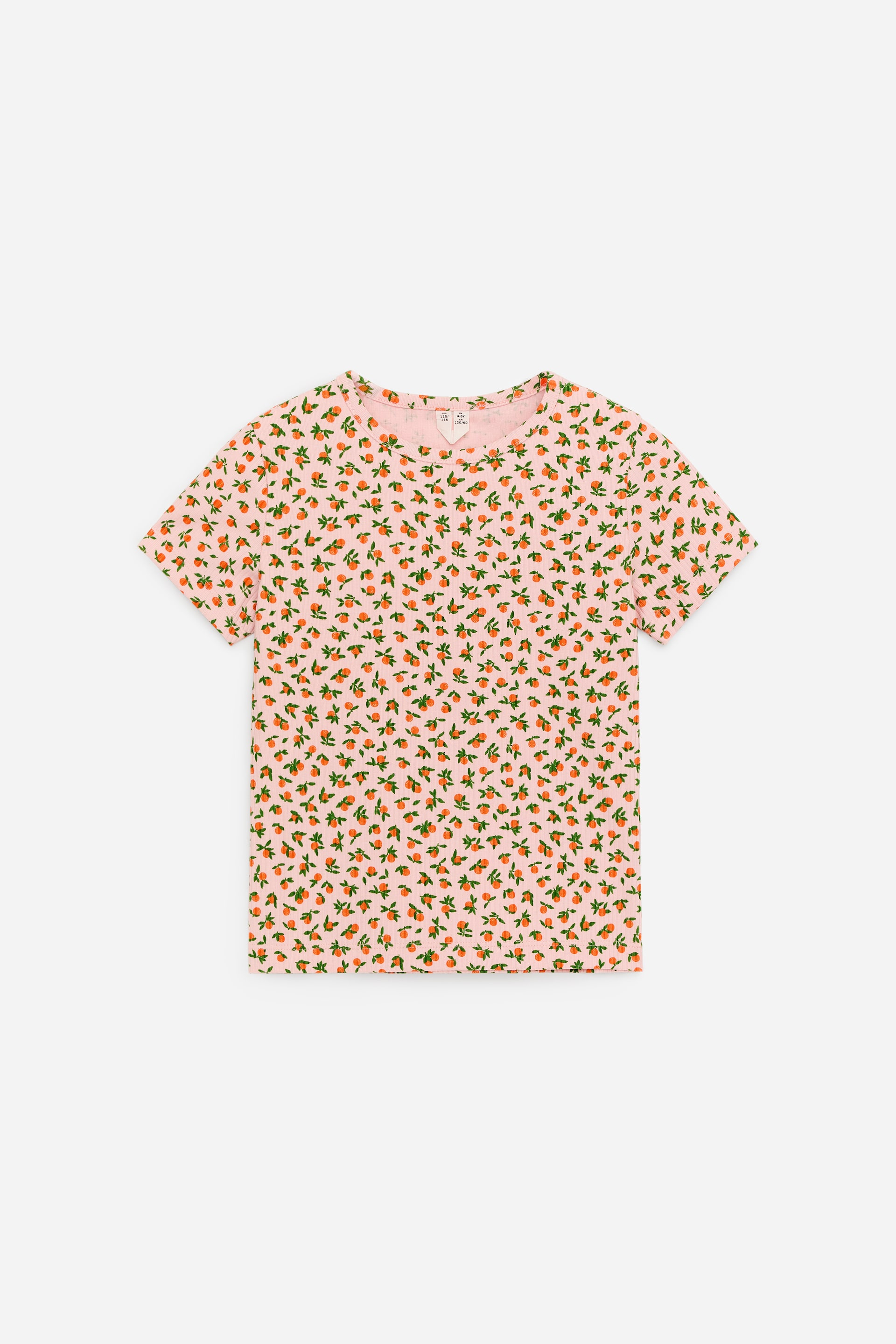 Zobacz większy obraz: Krótki rękaw topu prezentuje swój frontowy widok, wykonany z jasnoróżowej dzianiny z wzorem małych pomarańczowych owoców i zielonych liści. Charakteryzuje się okrągłym dekoltem, krótkimi rękawami i regularnym krojem.