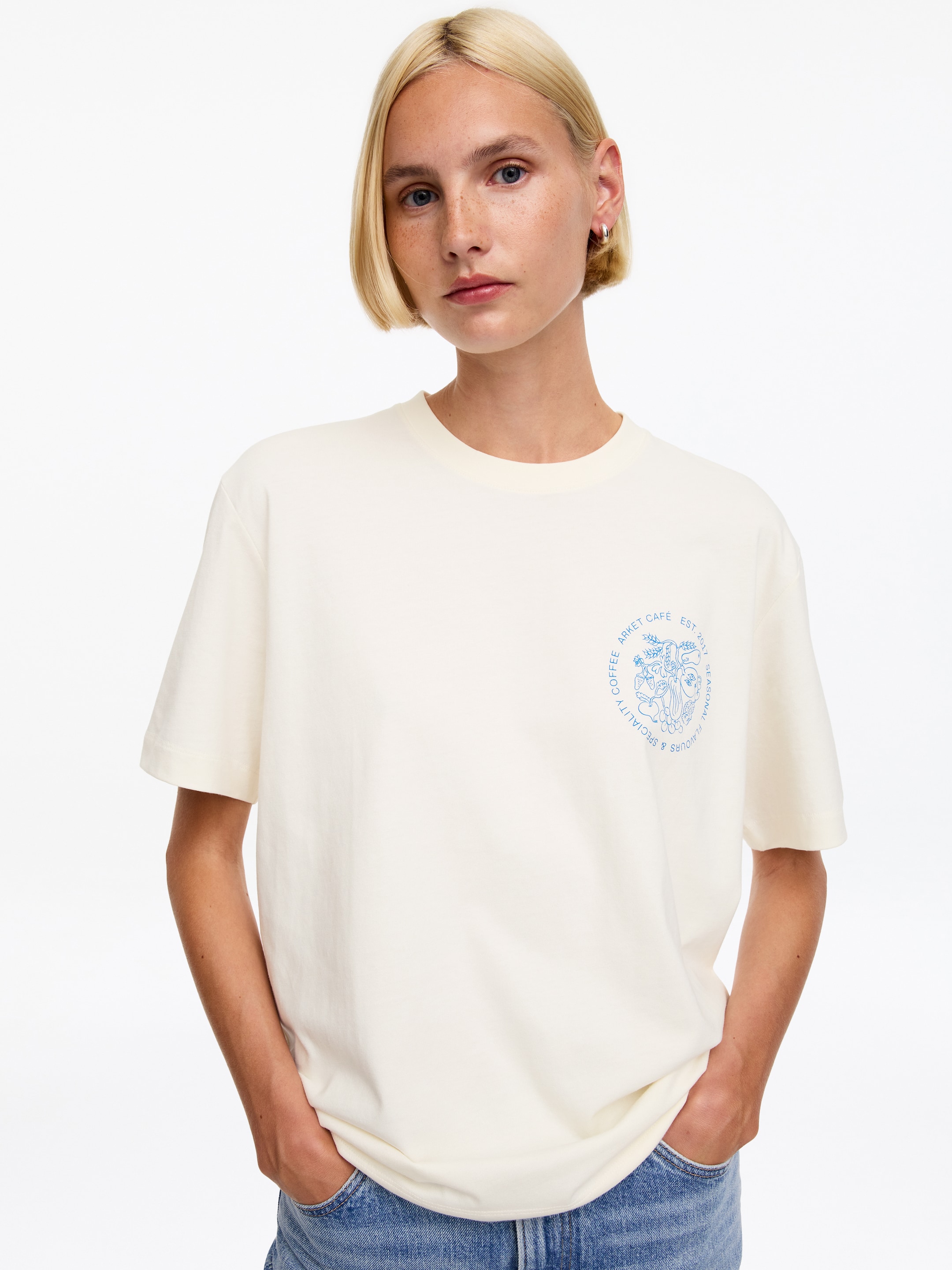 ARKET CAFÉ Printed T-Shirt - Off White/Blue - Loose fit - Café - StillMedia/Lookbook - 10
