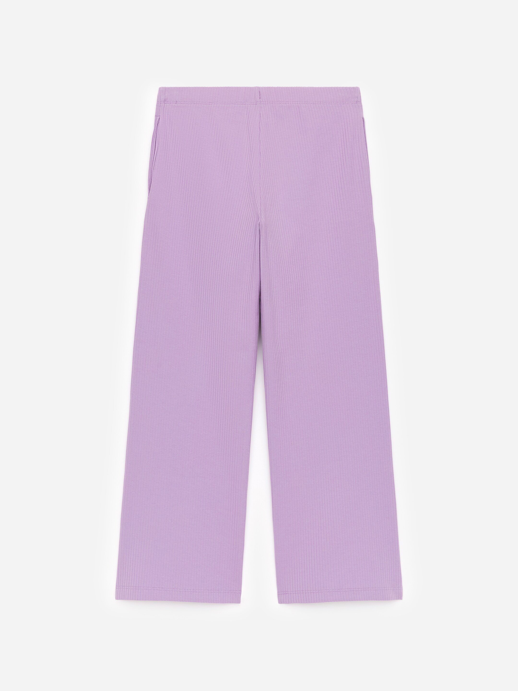Agrandir l'image: Un pantalon large de couleur violet clair est présenté, avec une texture en maille côtelée prononcée sur l'ensemble, une coupe large, une ceinture intégrée plate et des ourlets droits.
