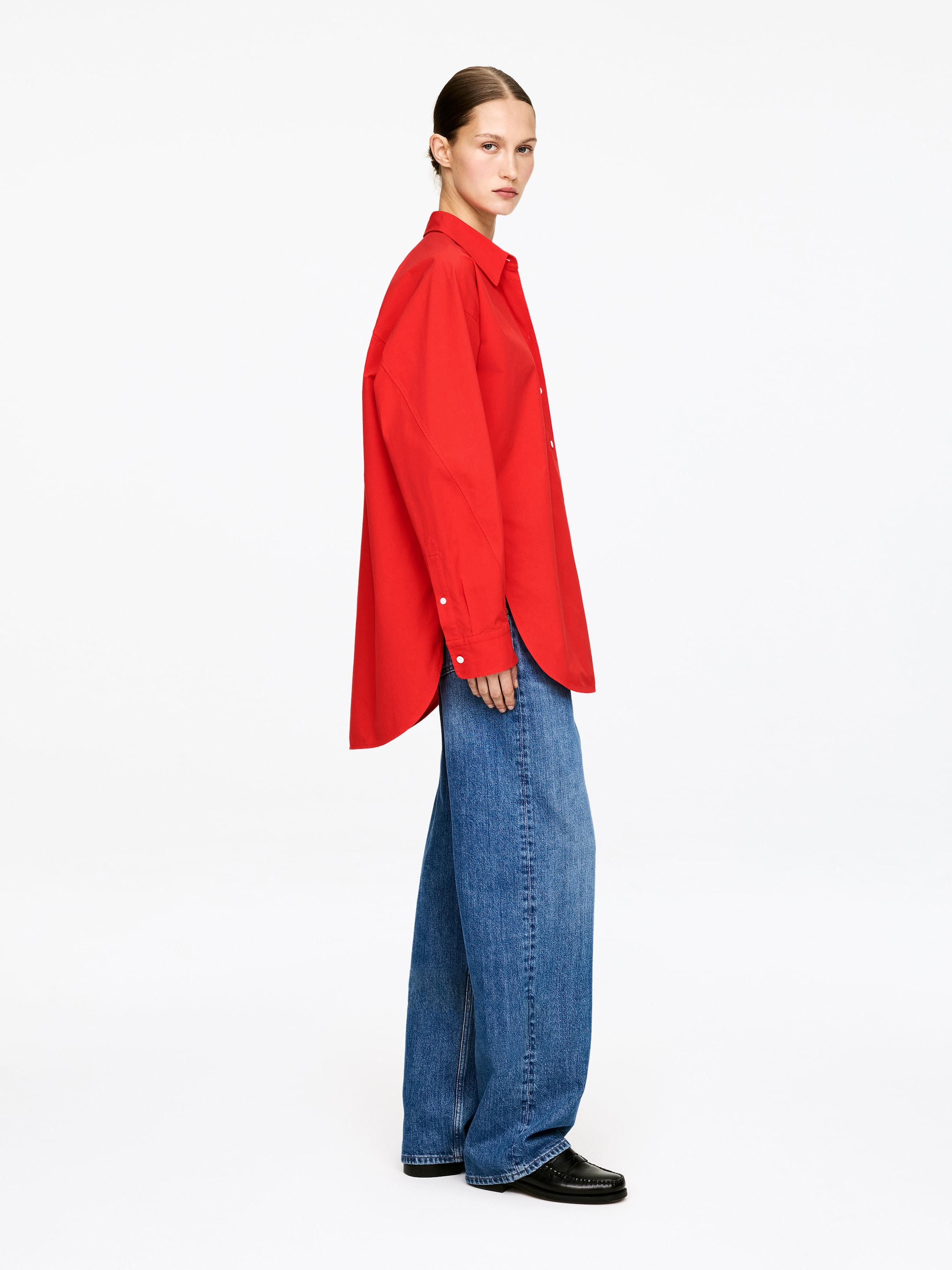 Curved Slit Shirt - Red - Loose fit - Women - StillMedia/Lookbook - 4