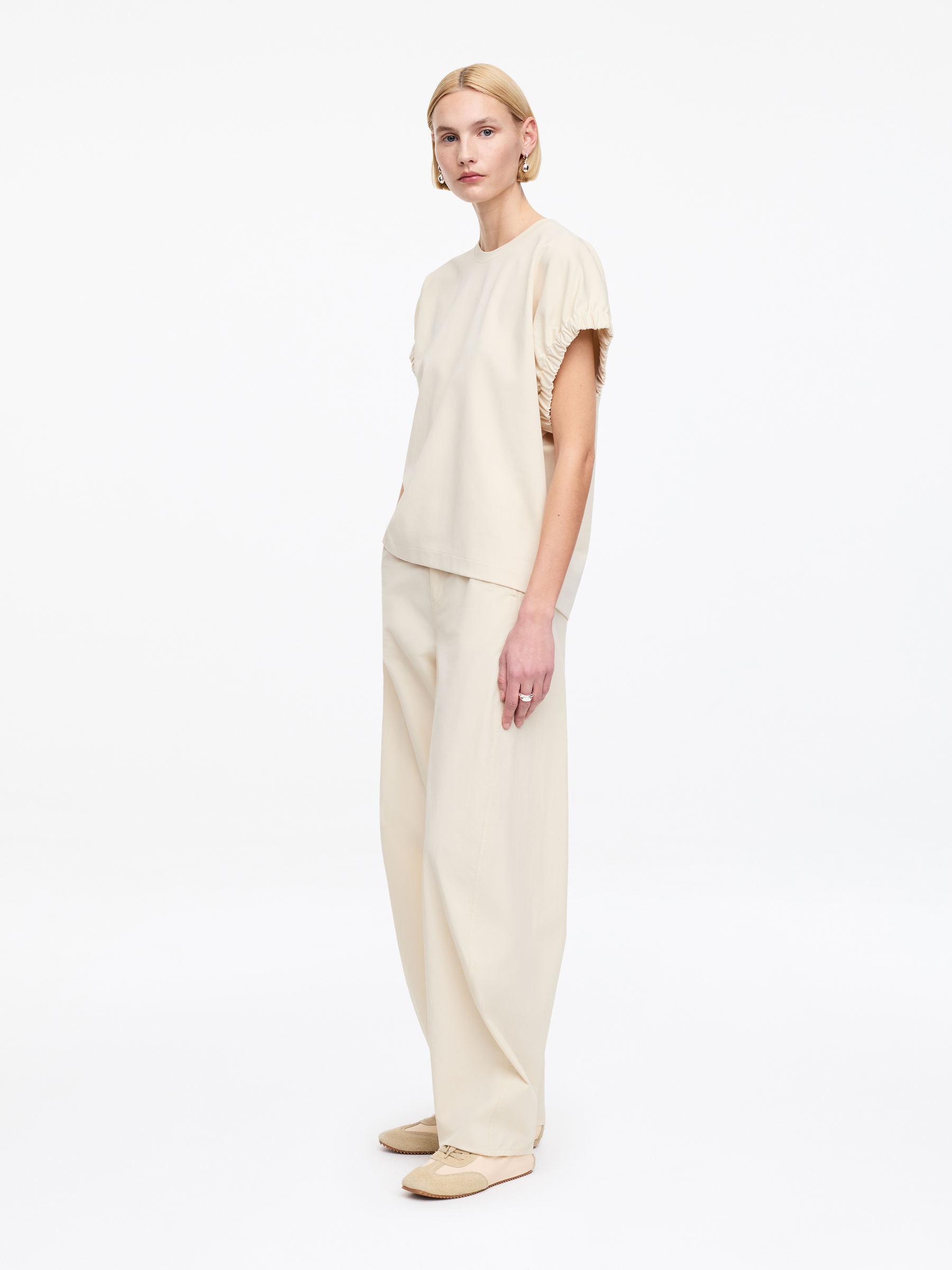 Gathered-Sleeve T-Shirt - Beige - Regular fit - Women - StillMedia/Lookbook - 2