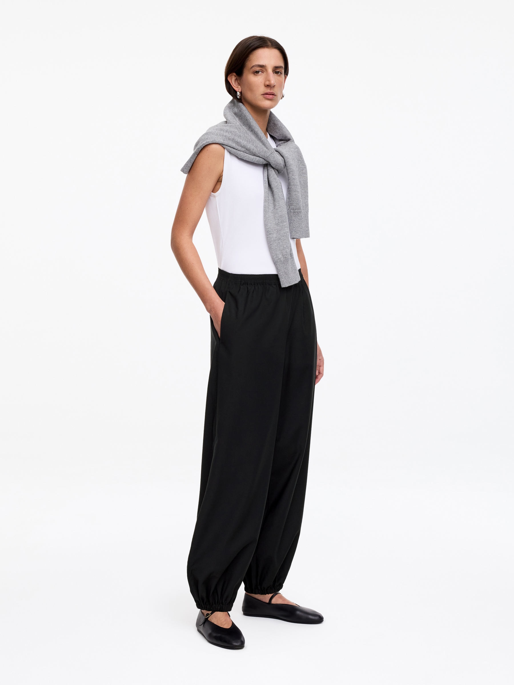 Barrel-Leg Trousers - Black - Relaxed fit - Women - StillMedia/Lookbook - 11