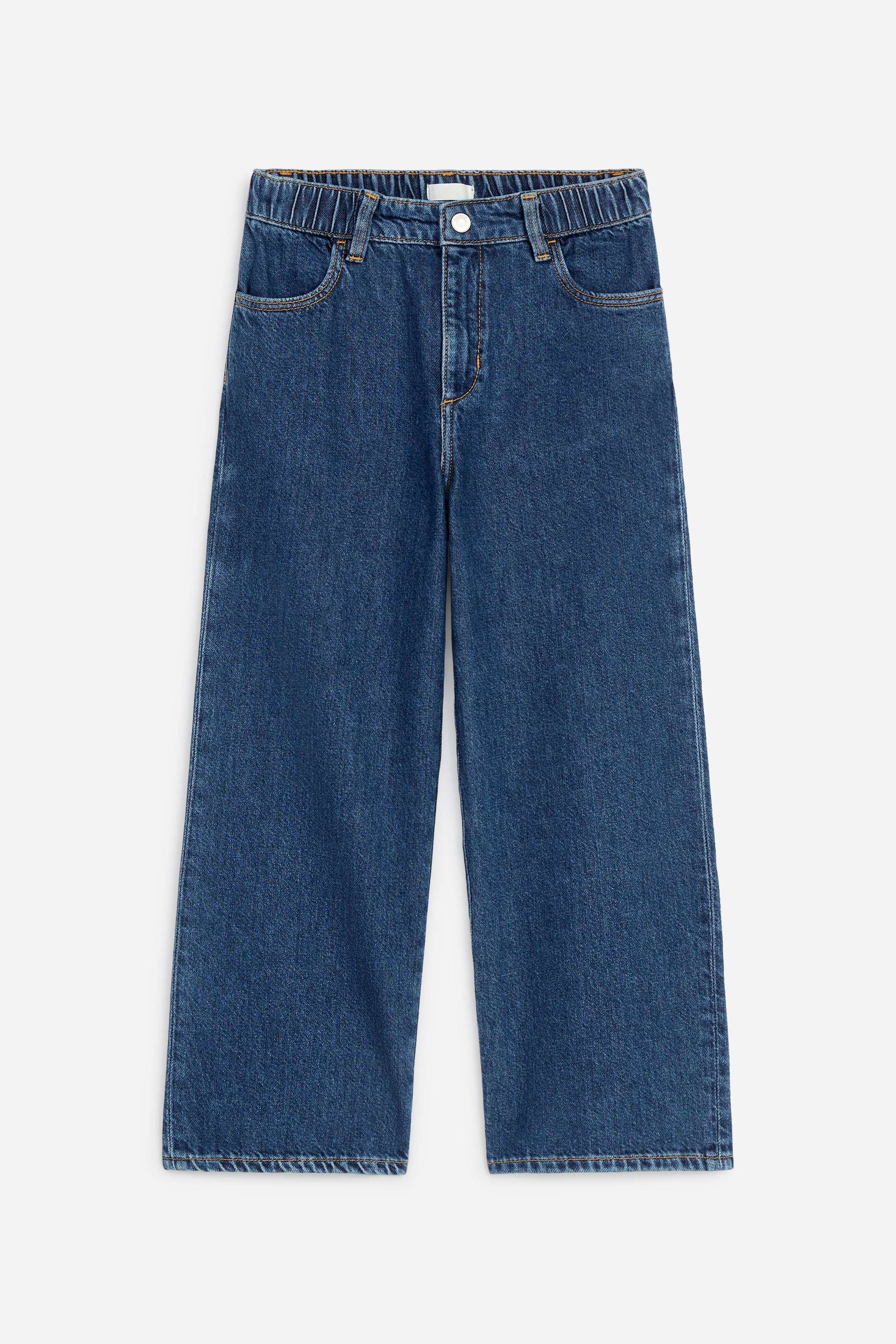 Se større billede: Disse mediumvaskede blå denimbukser vises forfra og har en afslappet, vid ben-silhuet. Designet omfatter en delvist elastisk talje, en central lukning med trykknap og lynlåsgylp samt klassiske forlommer med runding.