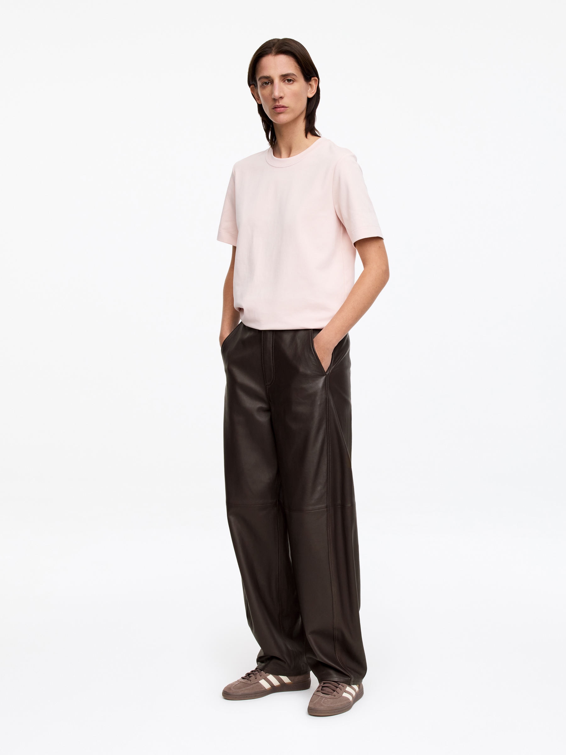 Pantalon en cuir jambes barrel - Marron foncé - Relaxed fit - Femme - StillMedia/Lookbook - 11