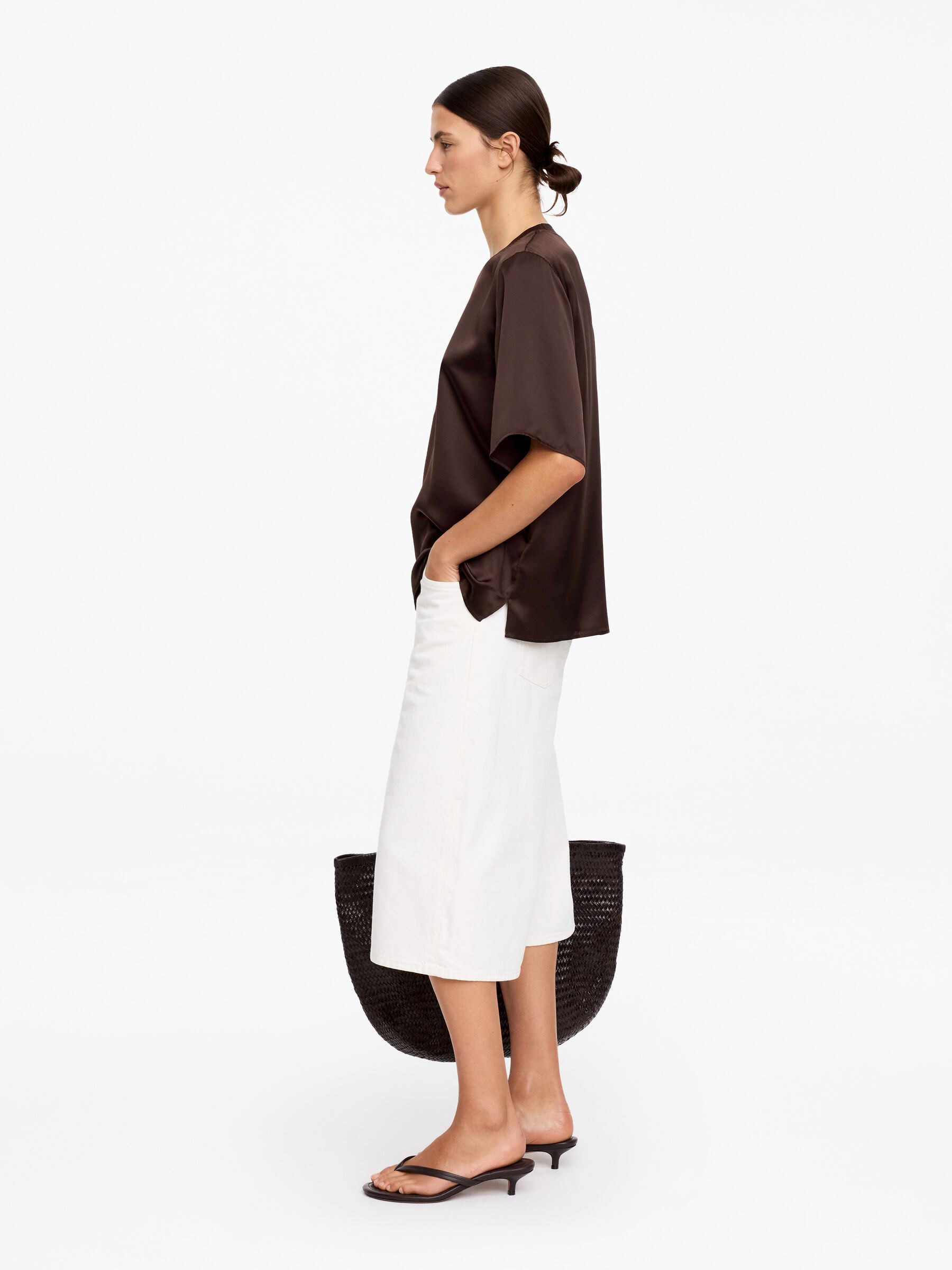 T-Shirt aus Seidensatin - Braun - Regular Fit - Women - StillMedia/Lookbook - 3