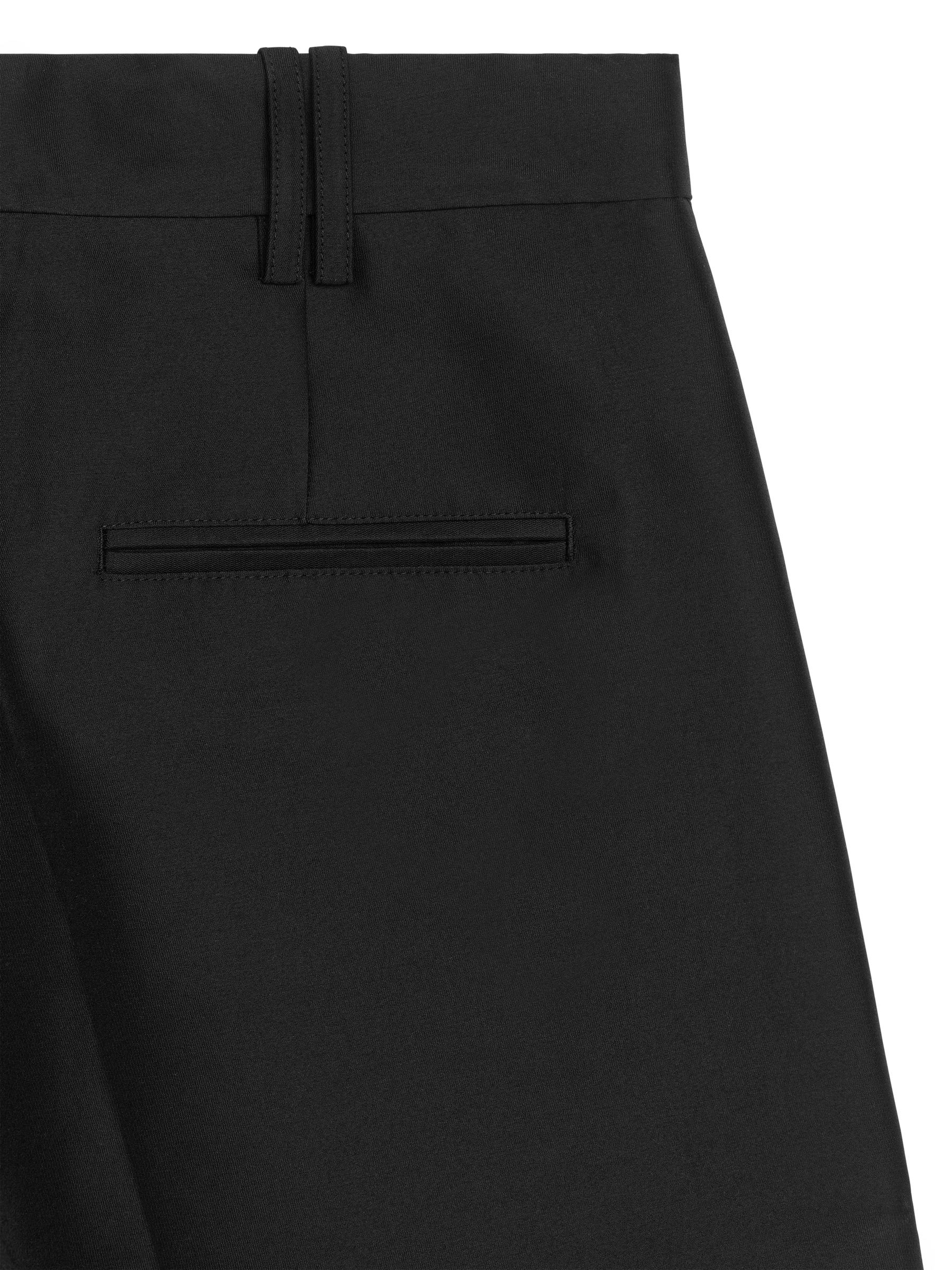 Sculptural Shorts - Black - Loose fit - Women - StillMedia/DescriptiveDetail - 1