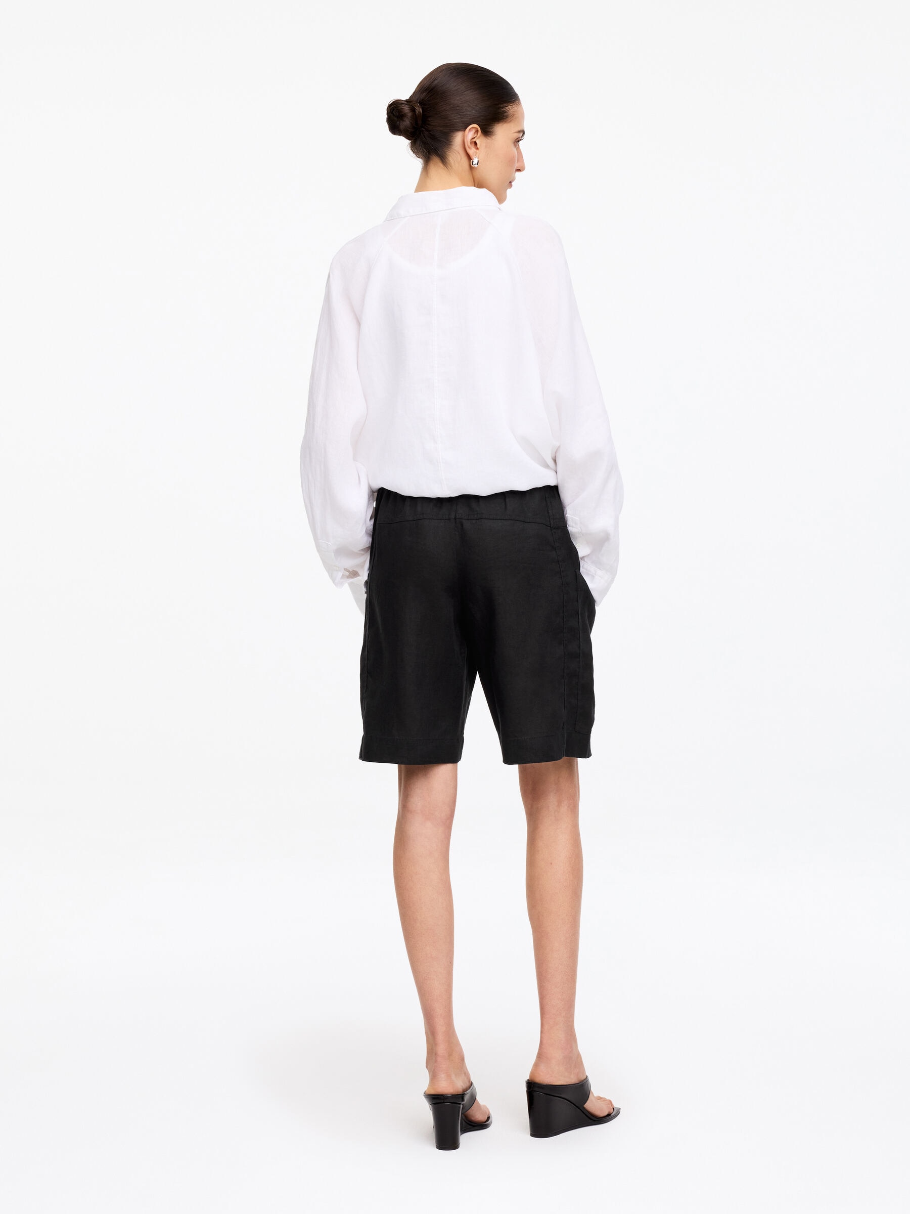 Linen Shorts - Black - Loose fit - Women - StillMedia/Lookbook - 2
