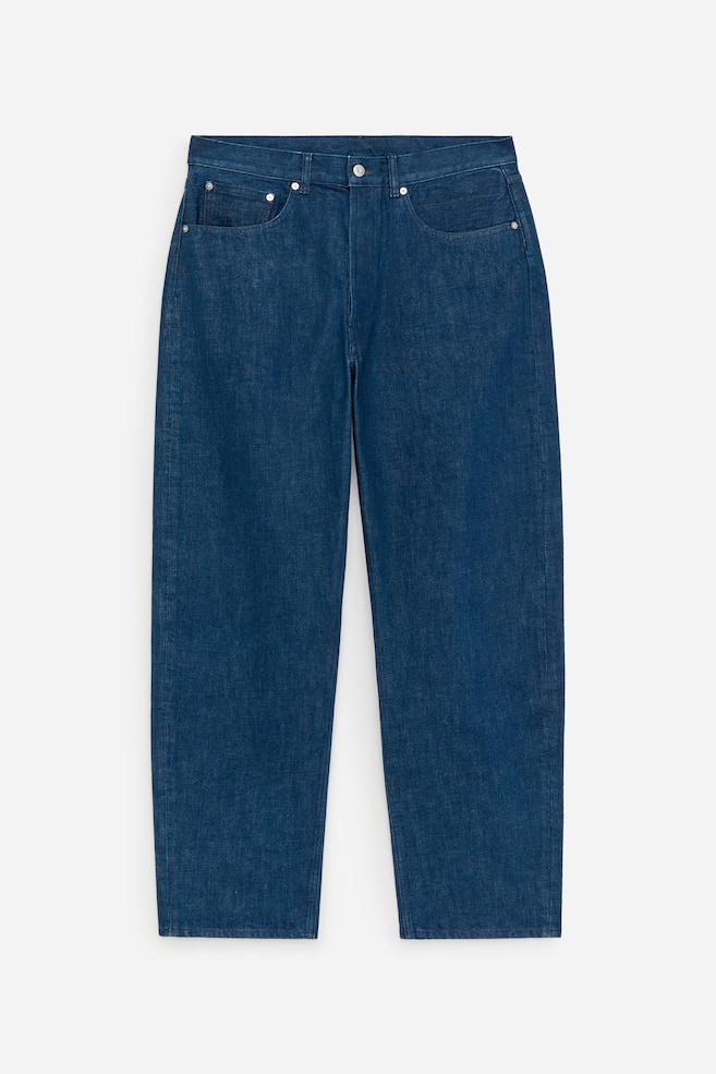 Les jeans CREEK présentent le modèle FRONT, en denim bleu foncé non extensible. Ils sont conçus pour une coupe décontractée avec une taille mi-haute et des jambes en forme de tonneau, dotés également d'une braguette à boutons, de deux poches avant incurvées et de garnitures métalliques argentées. - 1