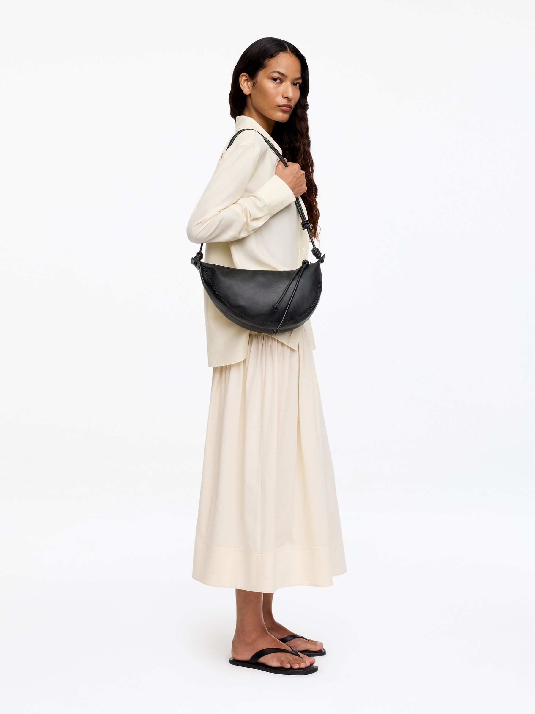 Halbmondförmige Ledertasche - Schwarz - Damen - StillMedia/Lookbook - 5