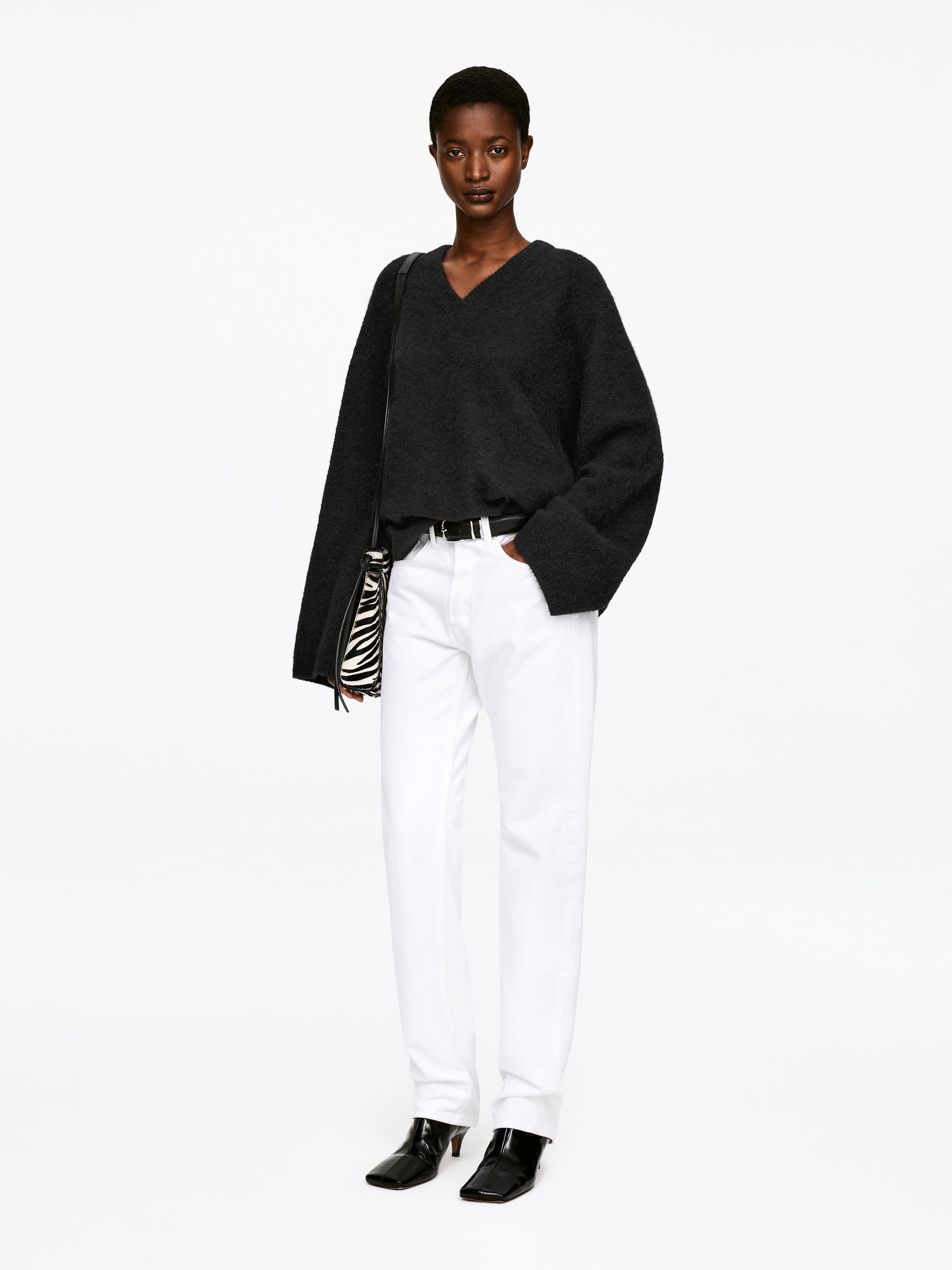 Alpaca-Wool Blend V-Neck Jumper - Black - Loose fit - Women - StillMedia/Lookbook - 5