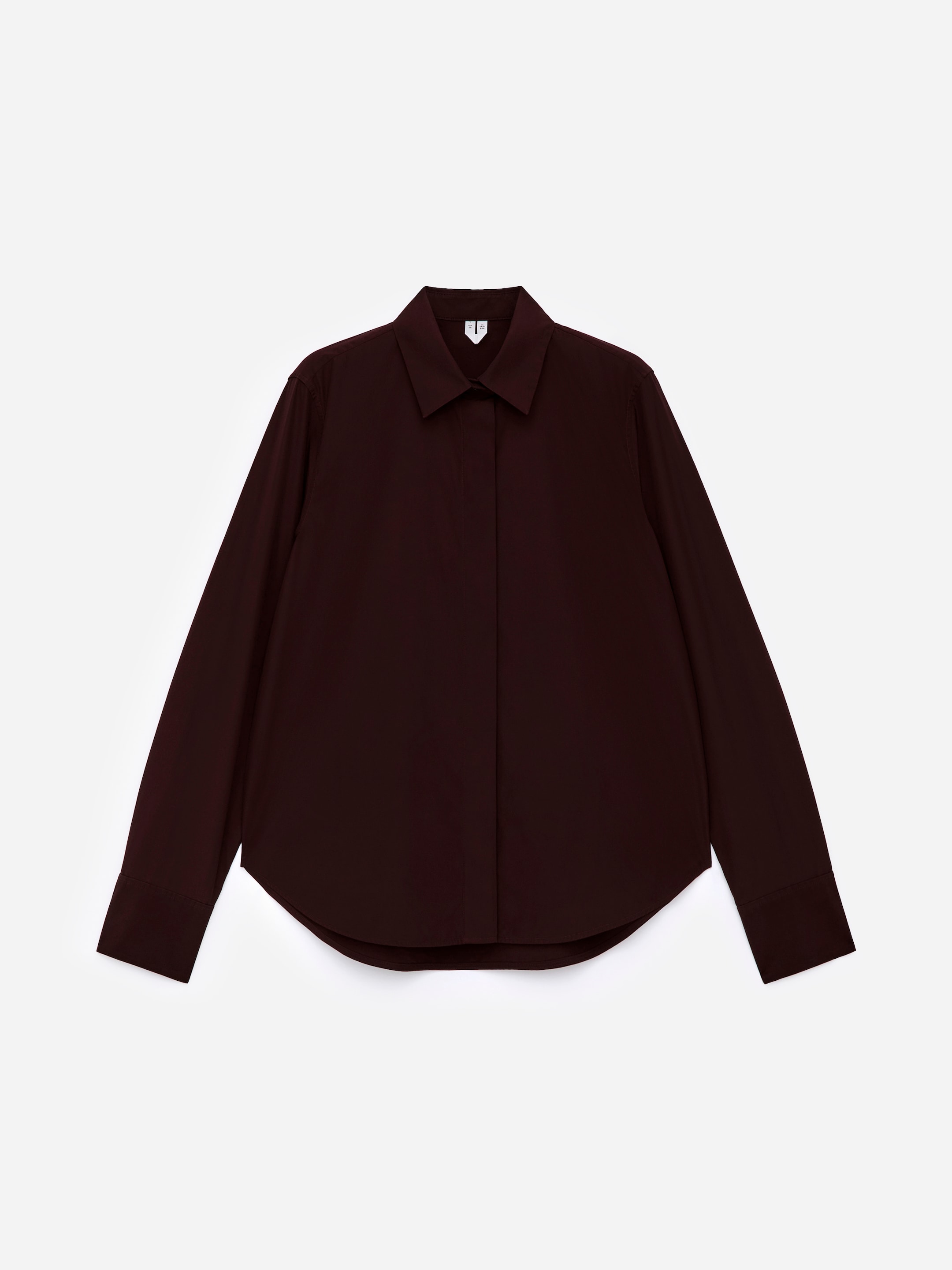 Ingrandisci l'immagine: Una camicia classica in cotone marrone scuro presenta il suo davanti, caratterizzata da una vestibilità regolare e un colletto a punta. È progettata con una paramontura frontale con abbottonatura nascosta, maniche lunghe con polsini e un orlo arrotondato.