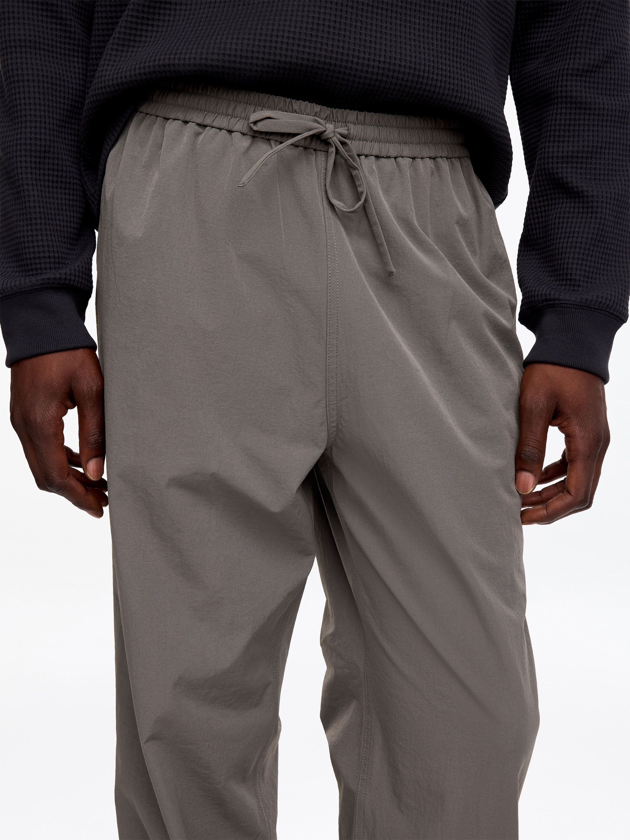 Wciągane spodnie ARKET ACTIVE - Szary - Fason swobodny - men - StillMedia/Lookbook - 5