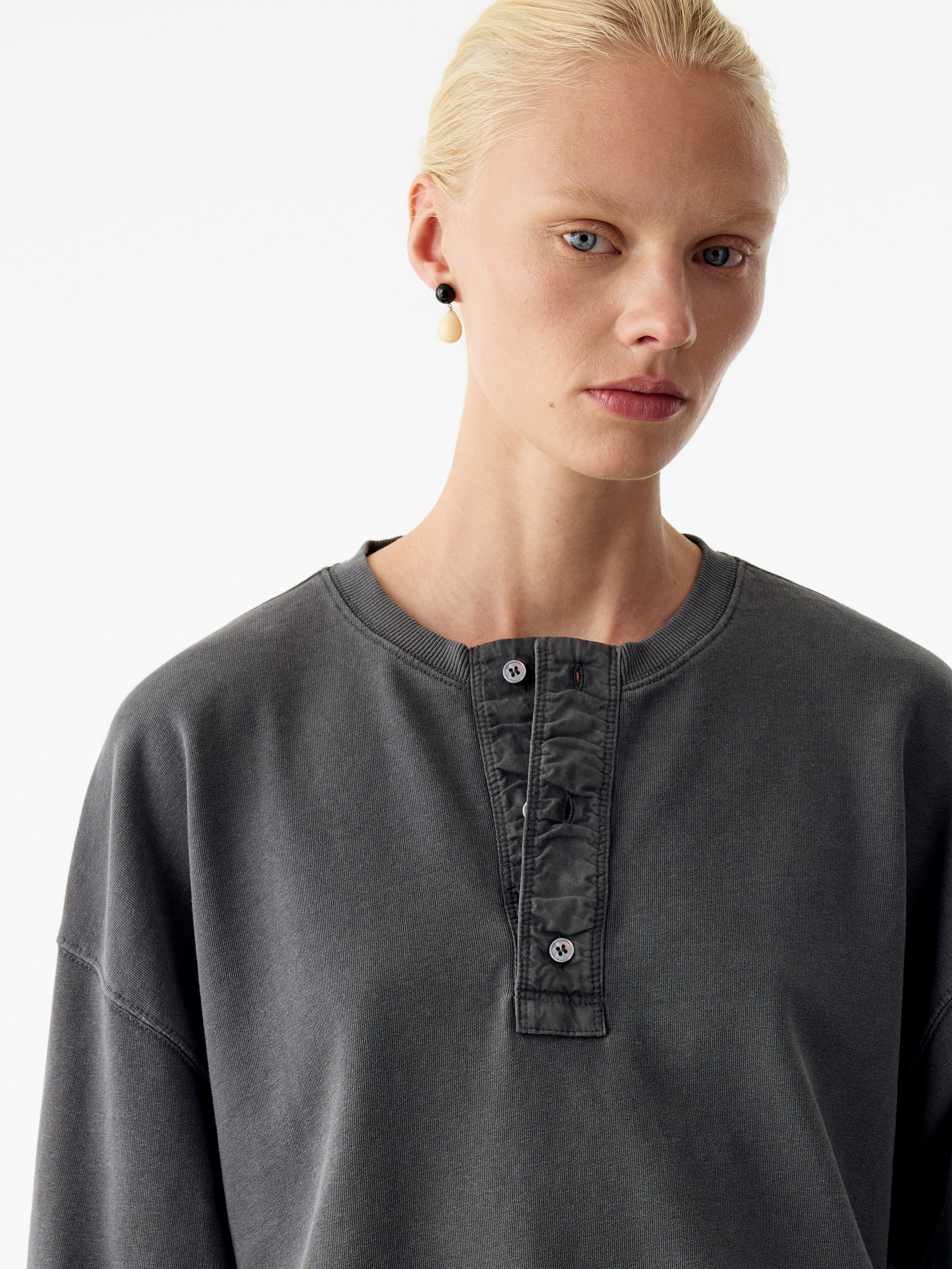 Henley-Sweatshirt aus Baumwolle - Schwarz - Regular Fit - women - StillMedia/Lookbook - 2