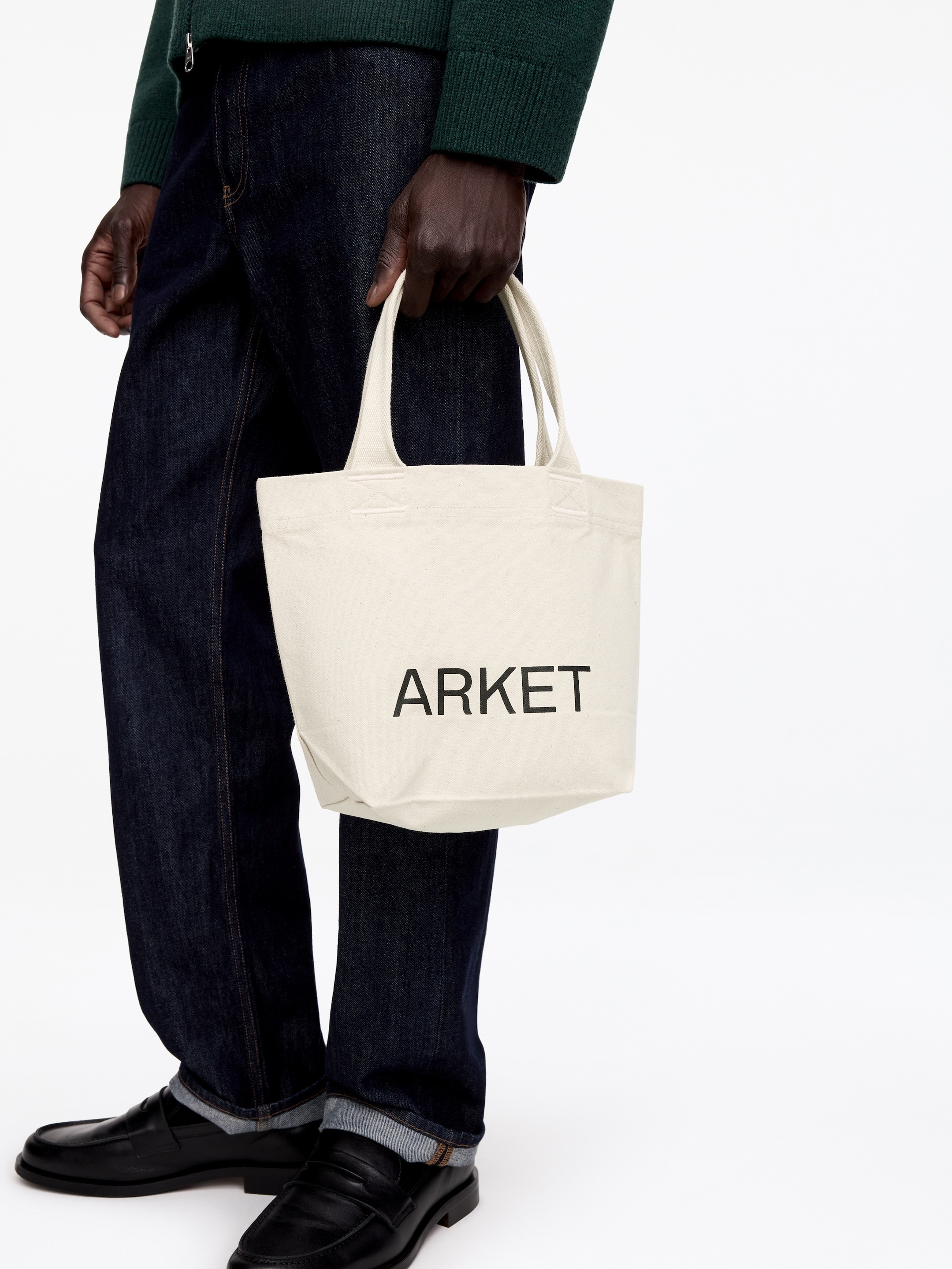 Mini fourre-tout en toile ARKET - Blanc cassé/Noir - Voyage - StillMedia/Lookbook - 15