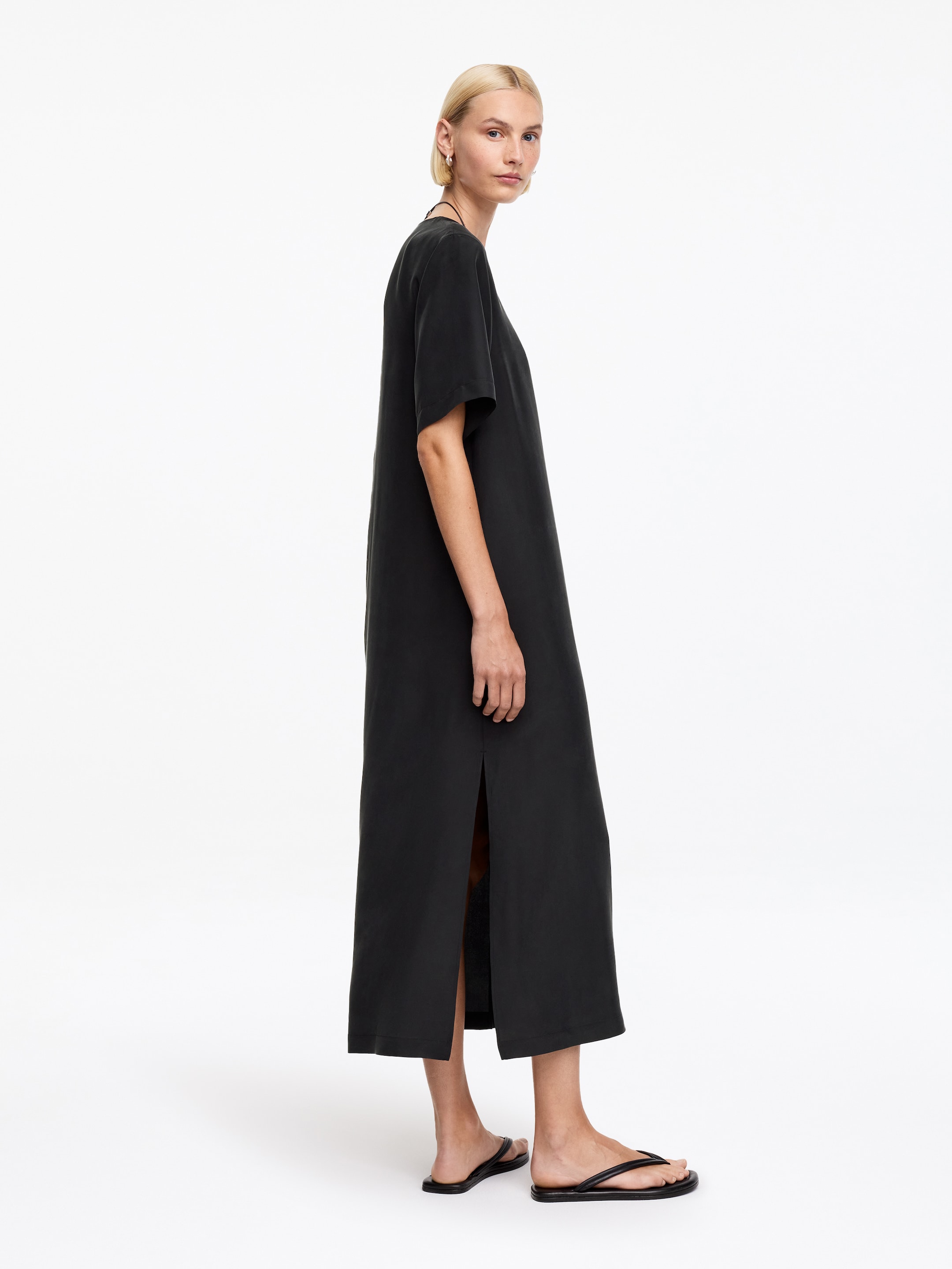 Sukienka ze spranego jedwabiu - Czarny - Luźny fason - Women - StillMedia/Lookbook - 4
