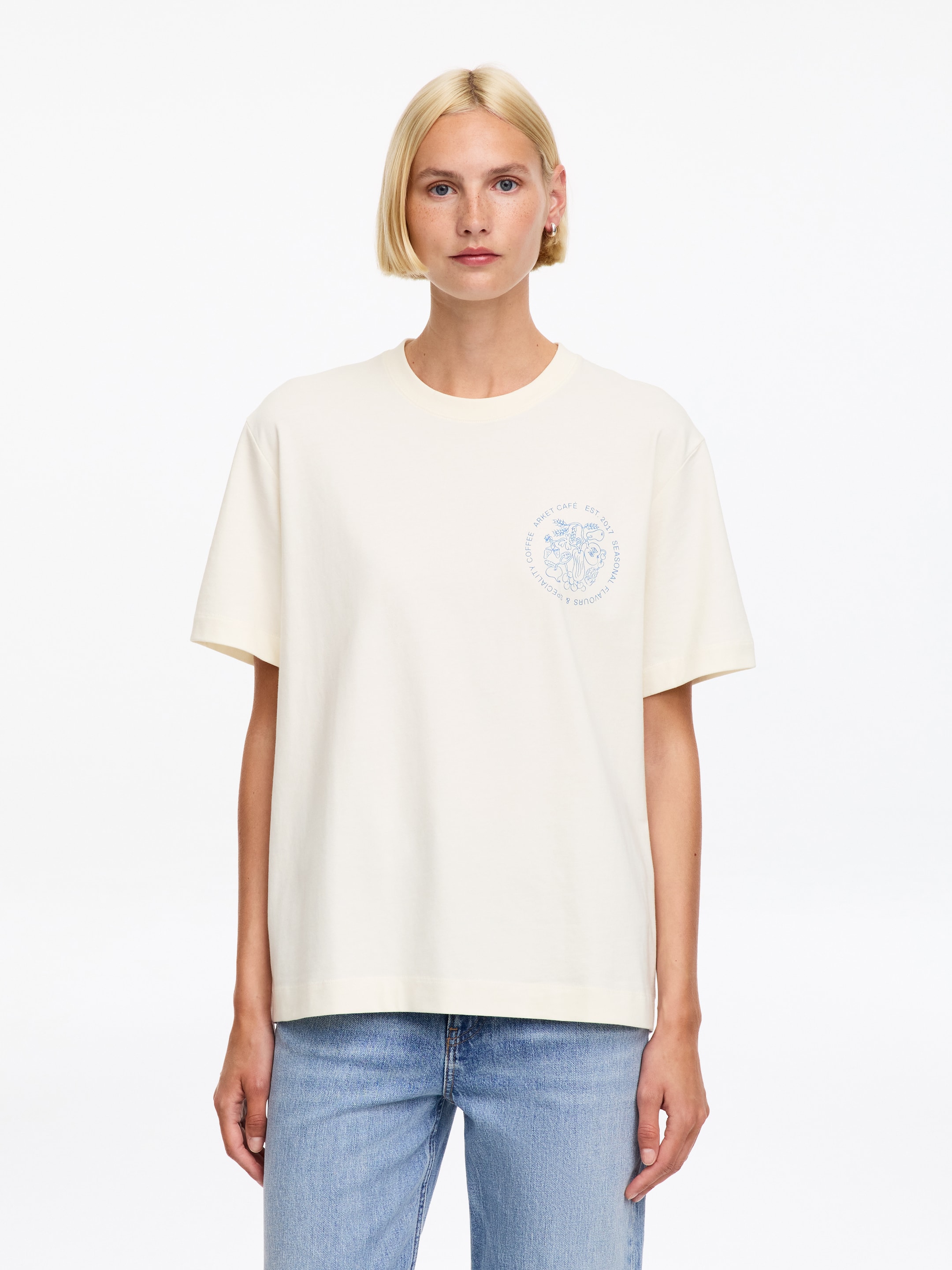 ARKET CAFÉ Printed T-Shirt - Off White/Blue - Loose fit - Café - StillMedia/Lookbook - 8