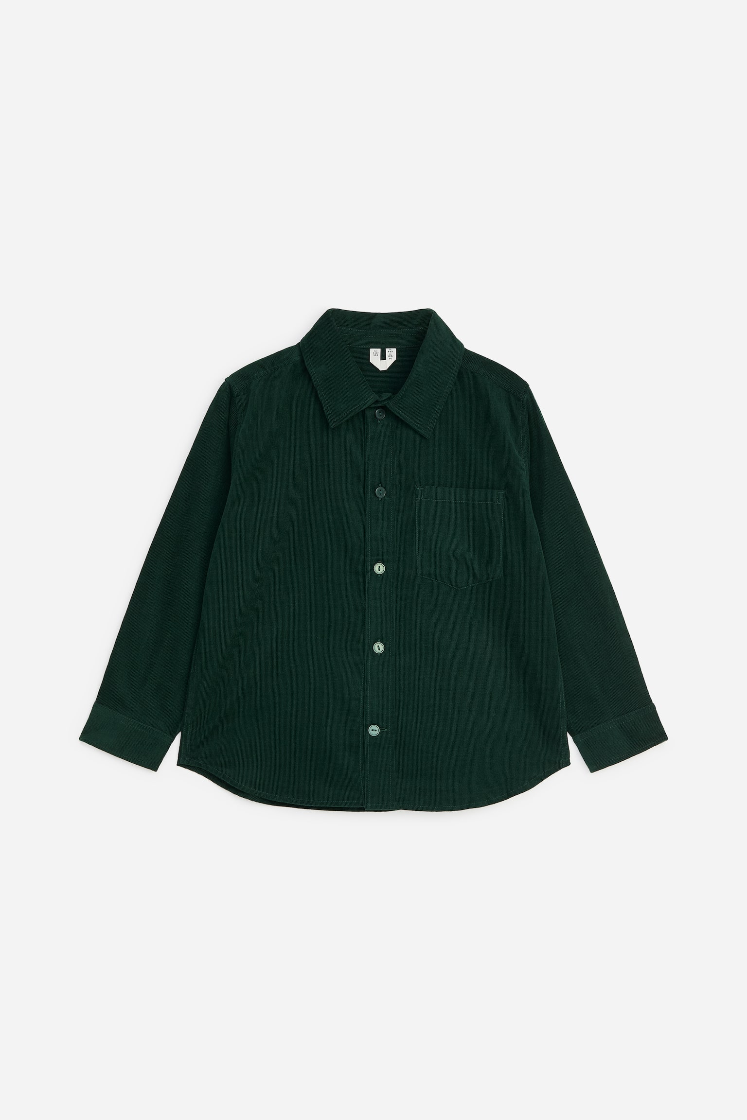 O cÄmaÈÄ din catifea reiatÄ din bumbac, cu mânecÄ lungÄ, de culoare verde închis, este aÈezatÄ Ã®ntinsÄ, în vedere frontalÄ, evidenÈiind un guler ascuÈit, o deschidere frontalÄ cu nasturi, un singur buzunar la piept, manÈete cu nasturi Èi un tiv rotunjit.