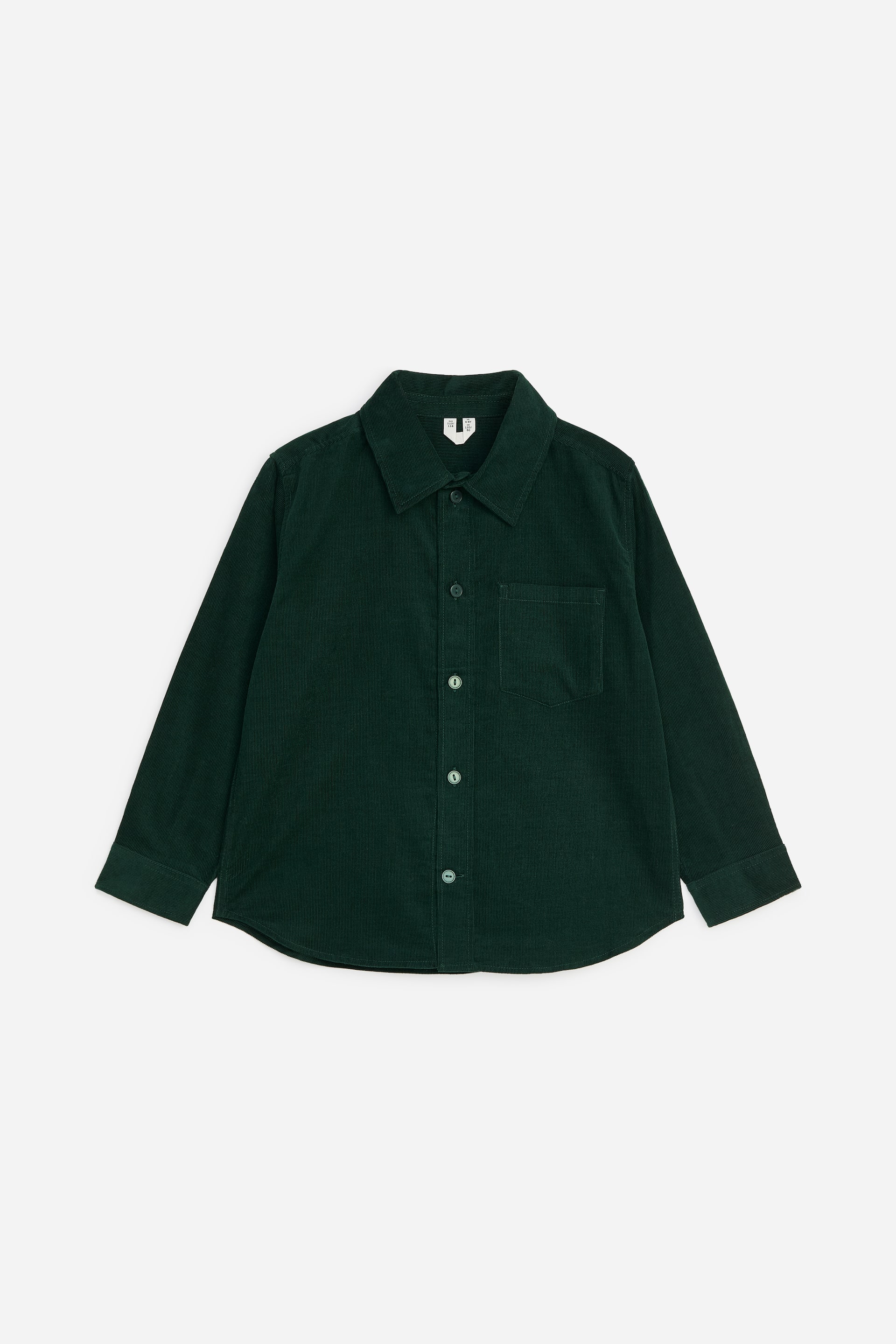Ver imagen más grande: Una camisa de pana de algodón de manga larga en verde oscuro está colocada en posición horizontal en vista frontal, mostrando un cuello puntiagudo, una tapeta delantera con botones, un único bolsillo en el pecho, puños abotonados y un bajo redondeado.