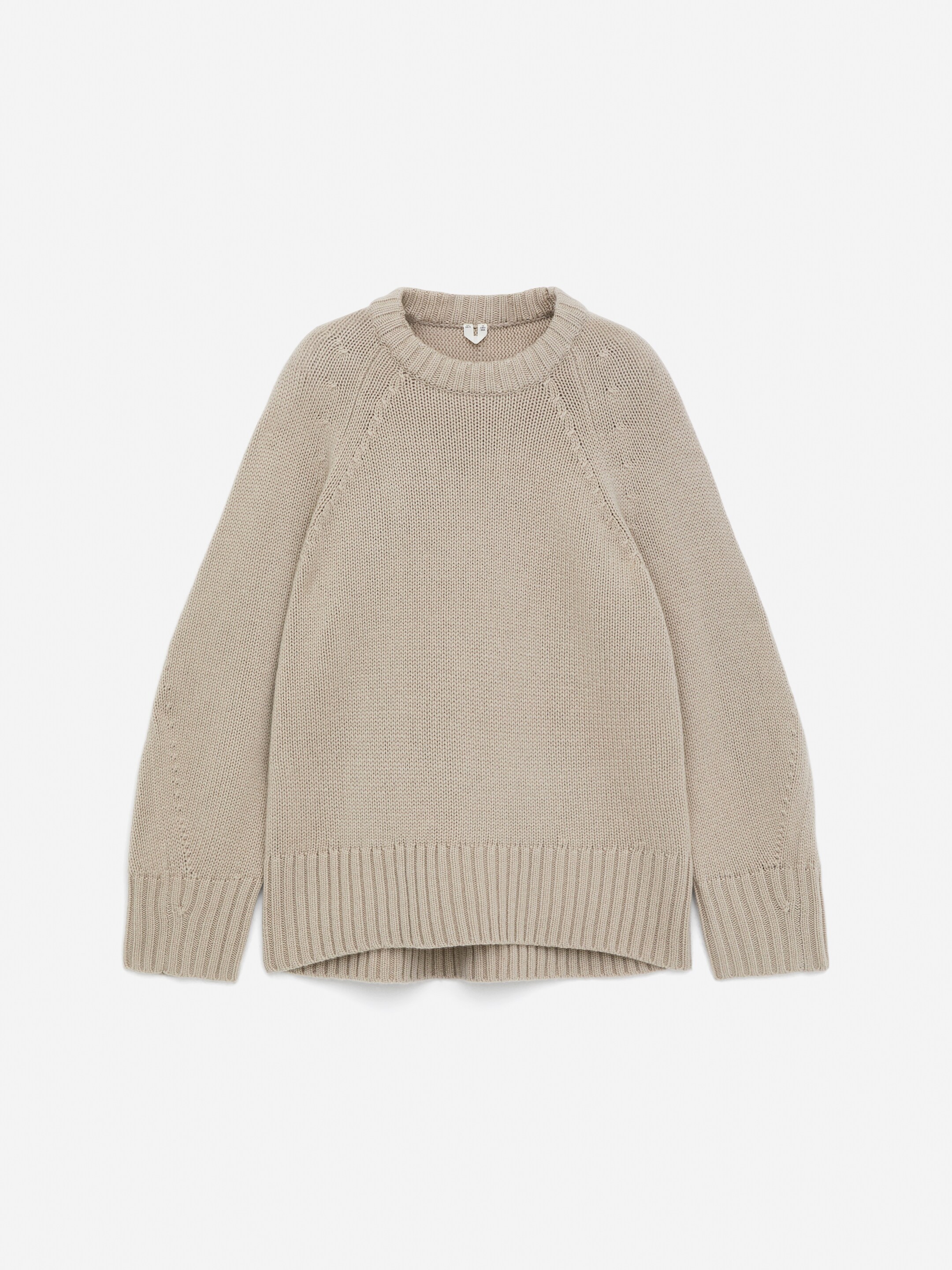 Größeres Bild anzeigen: Ein grober Pullover aus reinem Kaschmir wird von vorne präsentiert und zeigt ein hellbeiges, grobes Strickmuster mit Raglanärmeln, einem Rundhalsausschnitt, gerippten Bündchen und einem gerippten Saum.