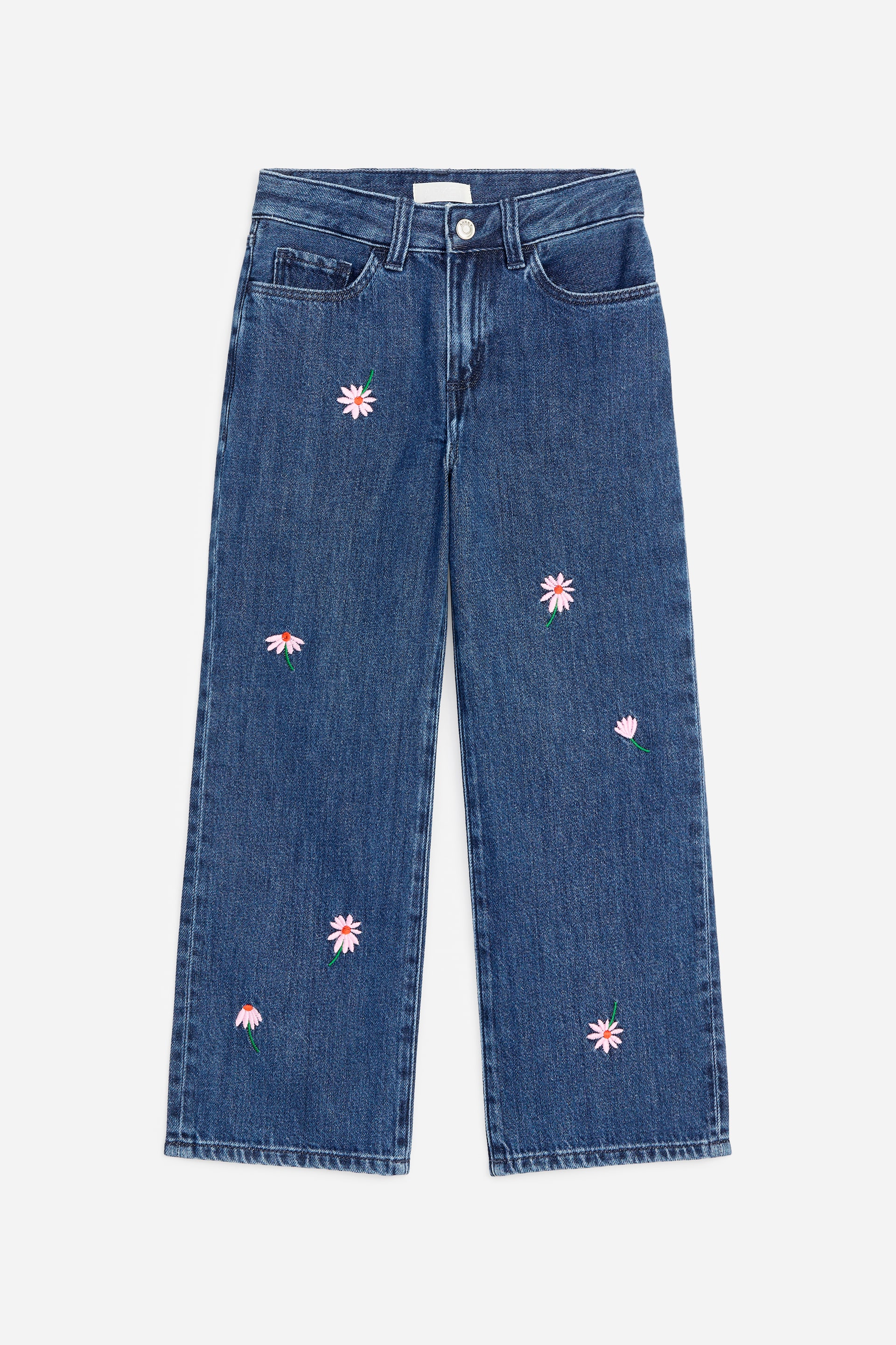 Visa större bild: Dessa mellanjoblå denimjeans visas framifrån och har en rak skärning samt en midjeband med knapp- och dragkedjestängning, framfickor och bälteshällor. Rosa och vita broderade blommor är utspridda över båda benen.