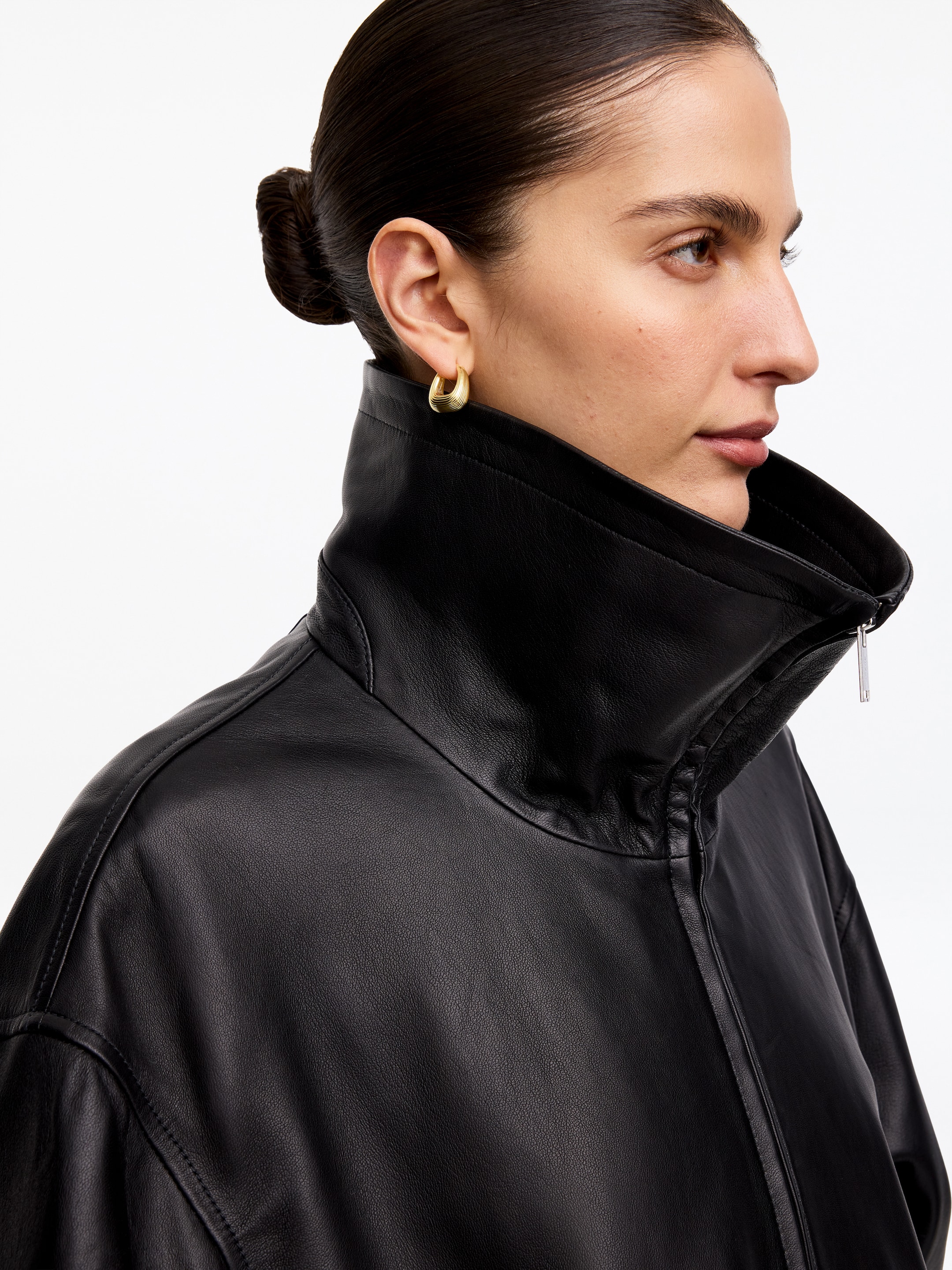 Gold Pleated Hoop Earrings - Gold shade - Women - StillMedia/Lookbook - 3