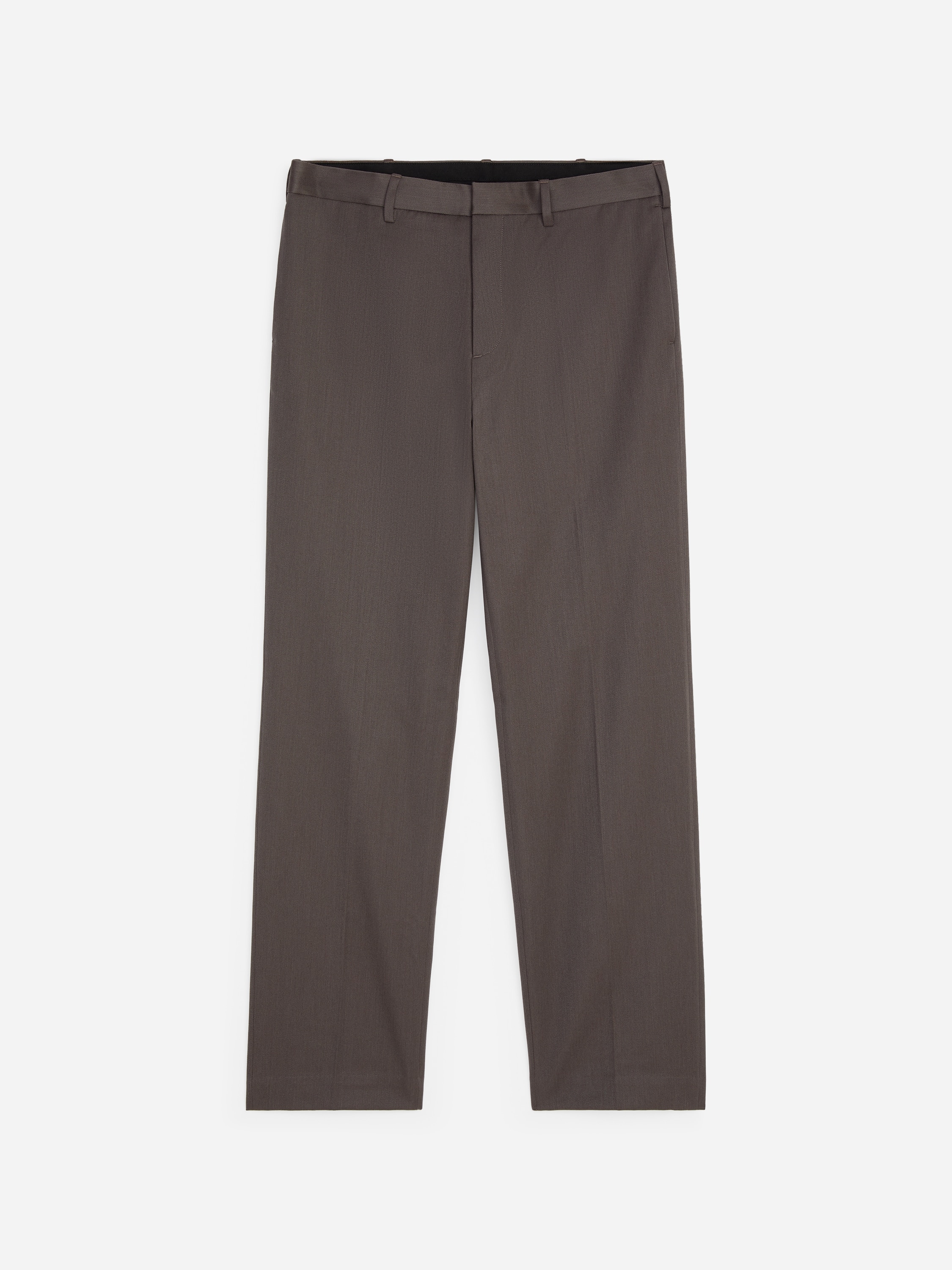 Le mannequin porte un pantalon en mÃ©lange laine-coton dans une teinte gris foncÃ©, avec une coupe droite et des plis marquÃ©s au centre des jambes. Le pantalon est associÃ© Ã  un t-shirt blanc rentrÃ©, un cardigan marron foncÃ© portÃ© ouvert et des mocassins en cuir marron foncÃ©.