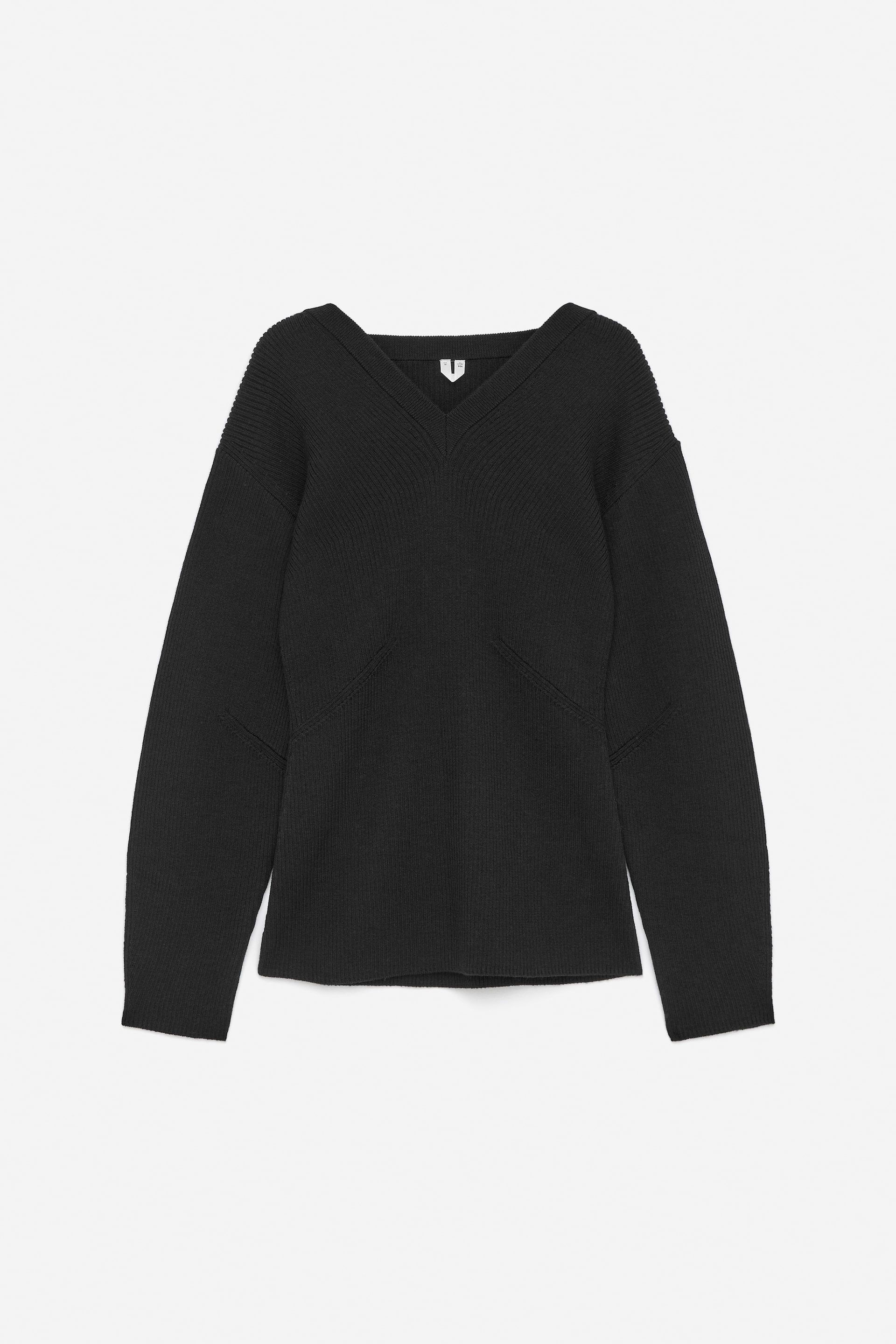 Vis større bilde: En svart genser presenteres fra FRONTEN, med en V-hals og lange ermer. Den er designet med varierte ribbestrikkede mønstre, inkludert bredere ribber på de øvre skuldrene og finere ribber på kroppen, samt diagonale sømmer på forsiden.