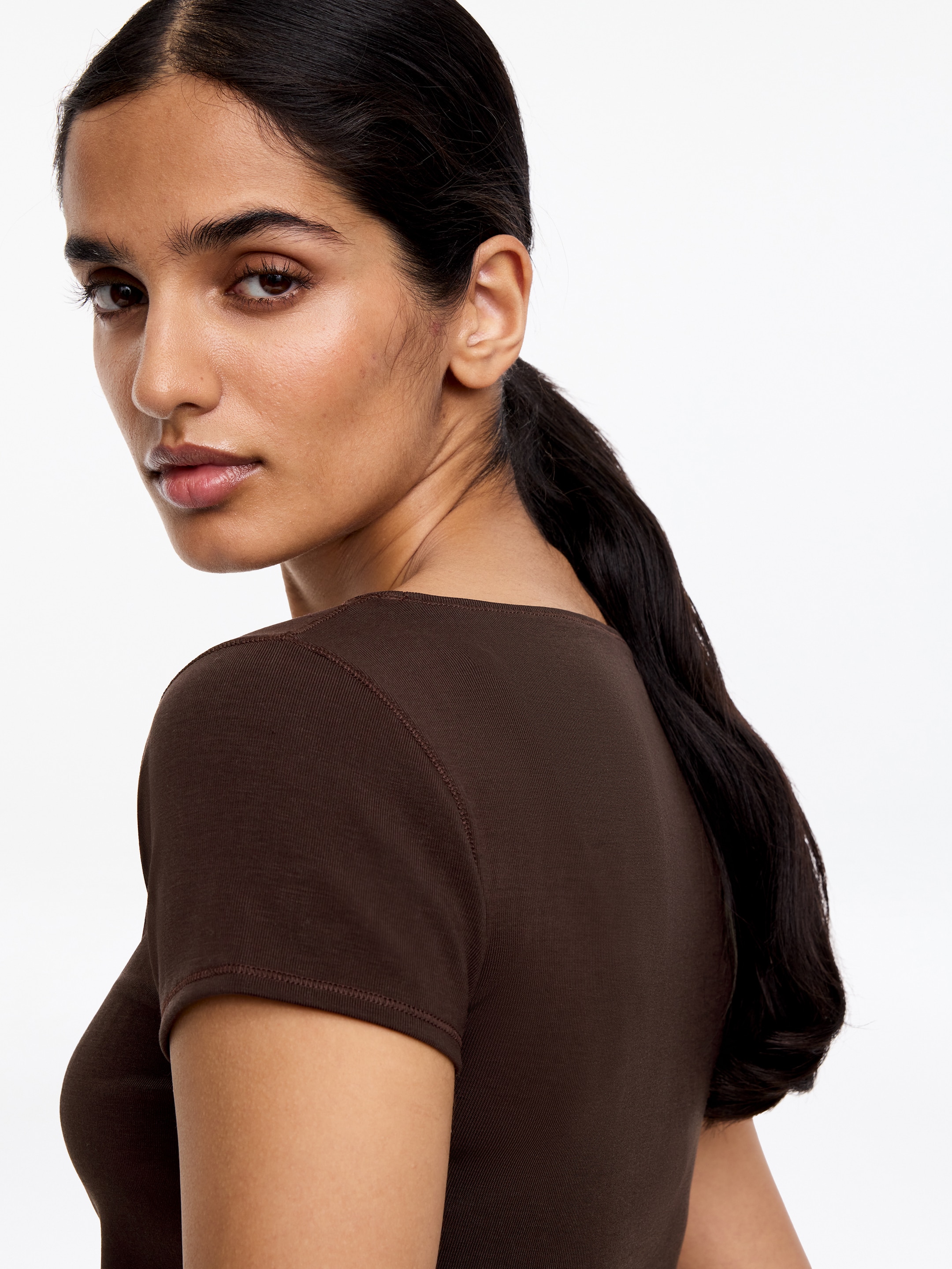 Stretch-T-Shirt mit U-Boot-Ausschnitt - Dunkelbraun - Slim Fit - Damen - StillMedia/Lookbook - 2