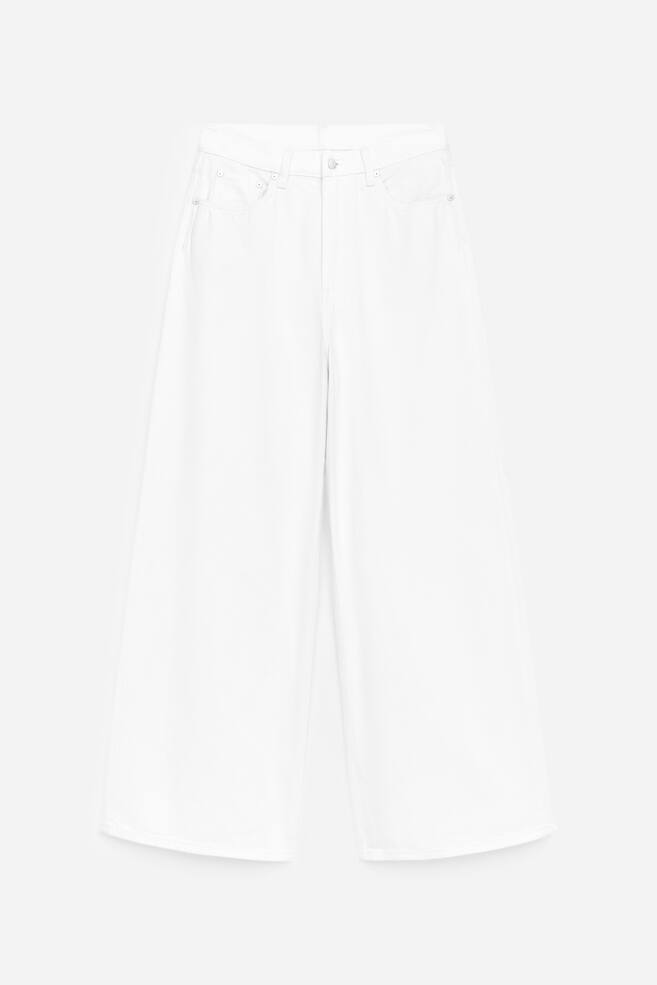 Witte broek met wijde pijpen wordt getoond in VOORAANZICHT, met een knoop- en ritssluiting, twee voorzakken, een klein muntzakje en een hooggetailleerd model. - 1