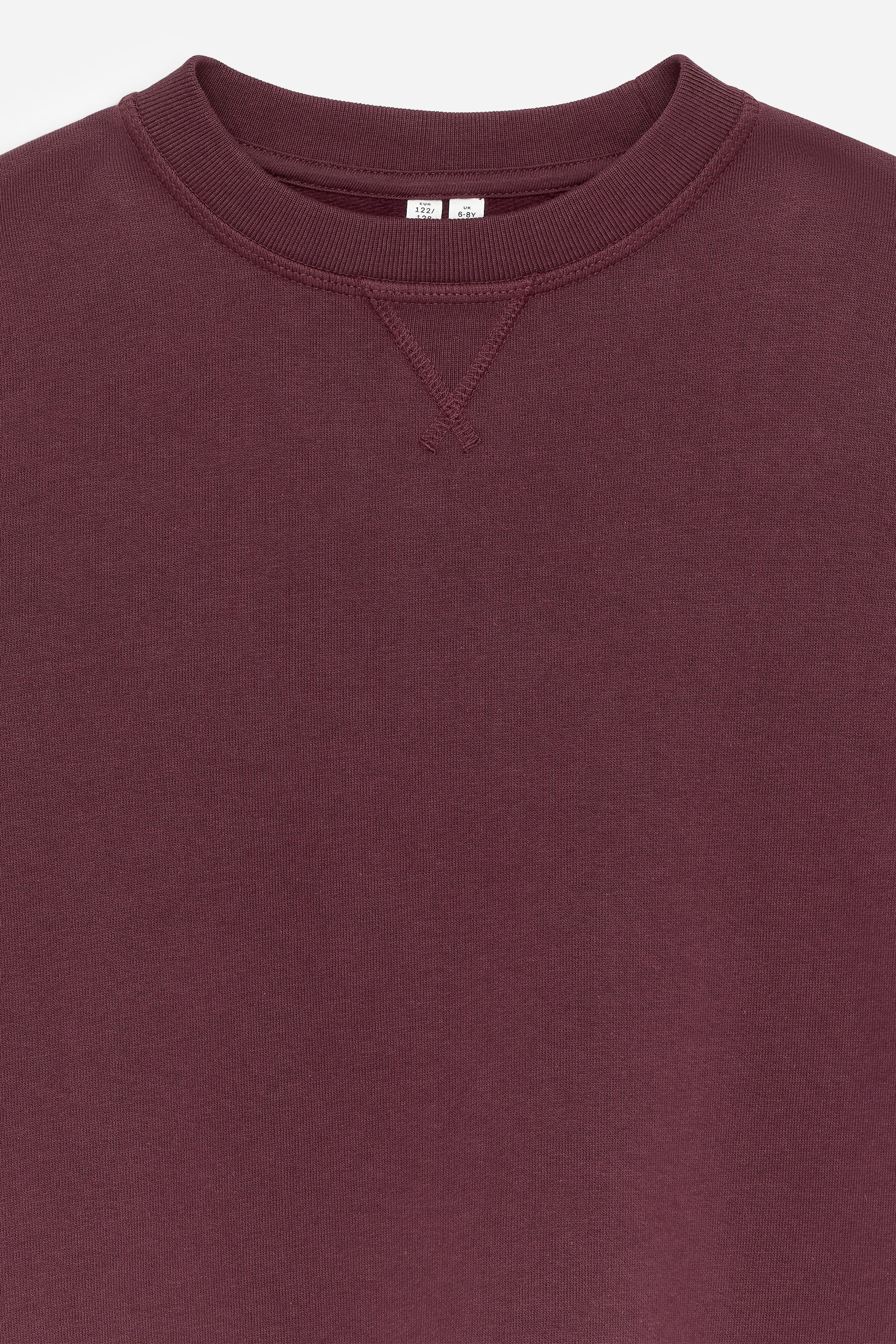 Größeres Bild ansehen: Ein bordeauxrotes Sweatshirt wird von vorne präsentiert. Es verfügt über einen gerippten Rundhalsausschnitt und ein sichtbares V-Stich-Detail unterhalb des Halsausschnitts.