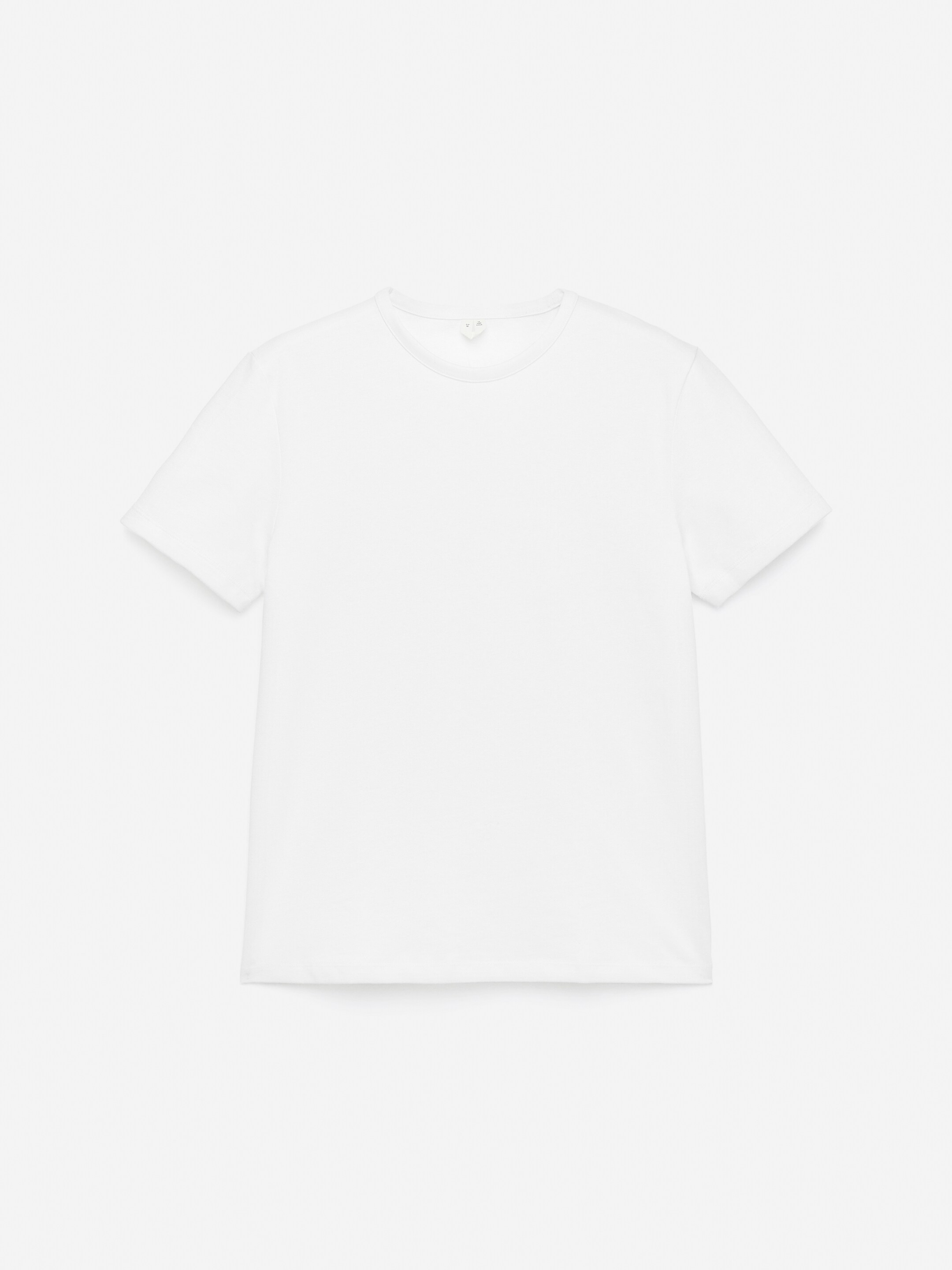 Agrandir l'image: Un t-shirt blanc à col rond est présenté de face. Il est doté de manches courtes et d'un tissu lisse.