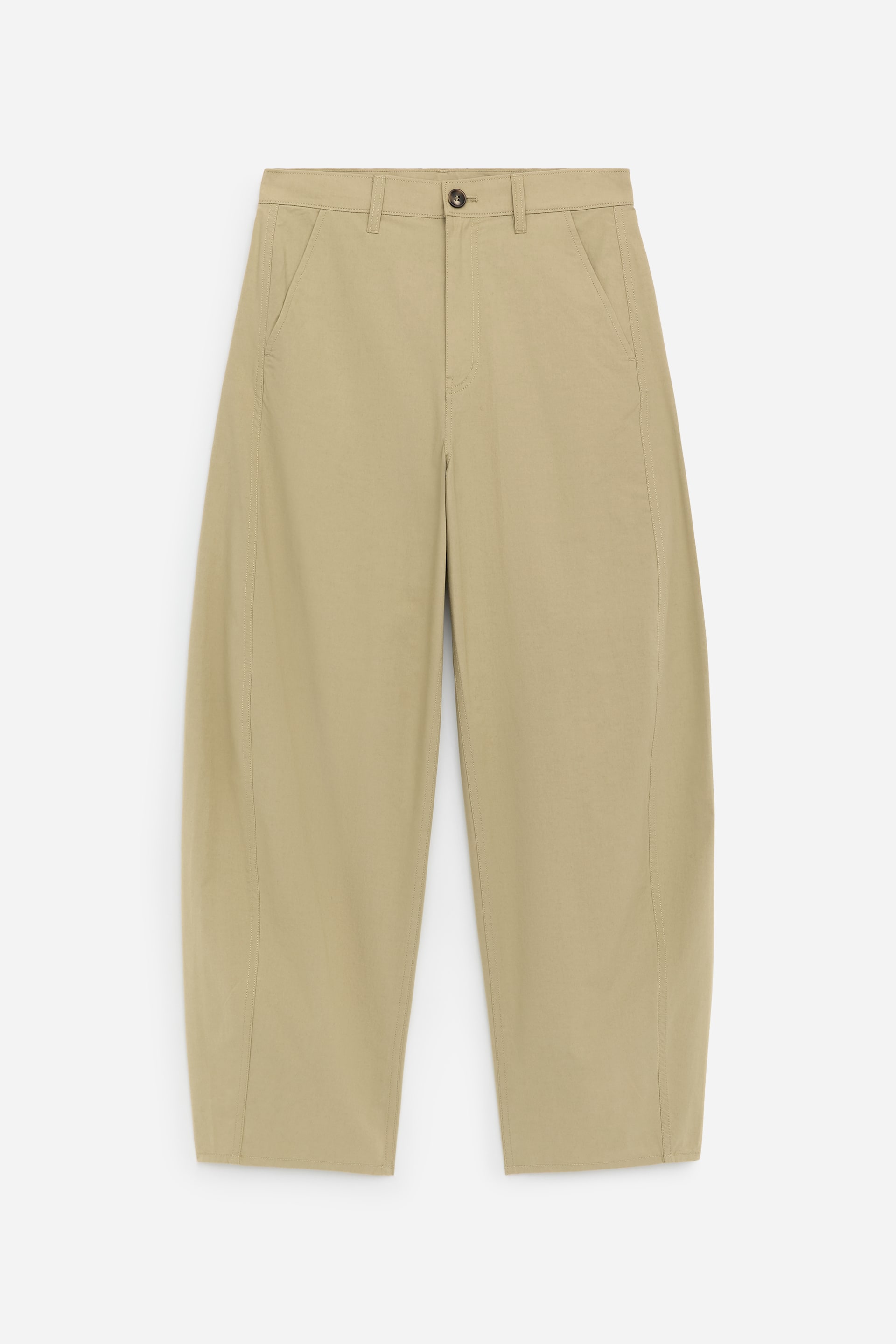 Ver imagen más grande: Los pantalones de algodón en color beige claro se presentan desde el FRENTE, con piernas en forma de barril y una cintura de altura media. Están diseñados con bolsillos laterales inclinados y un cierre de cremallera y botón.